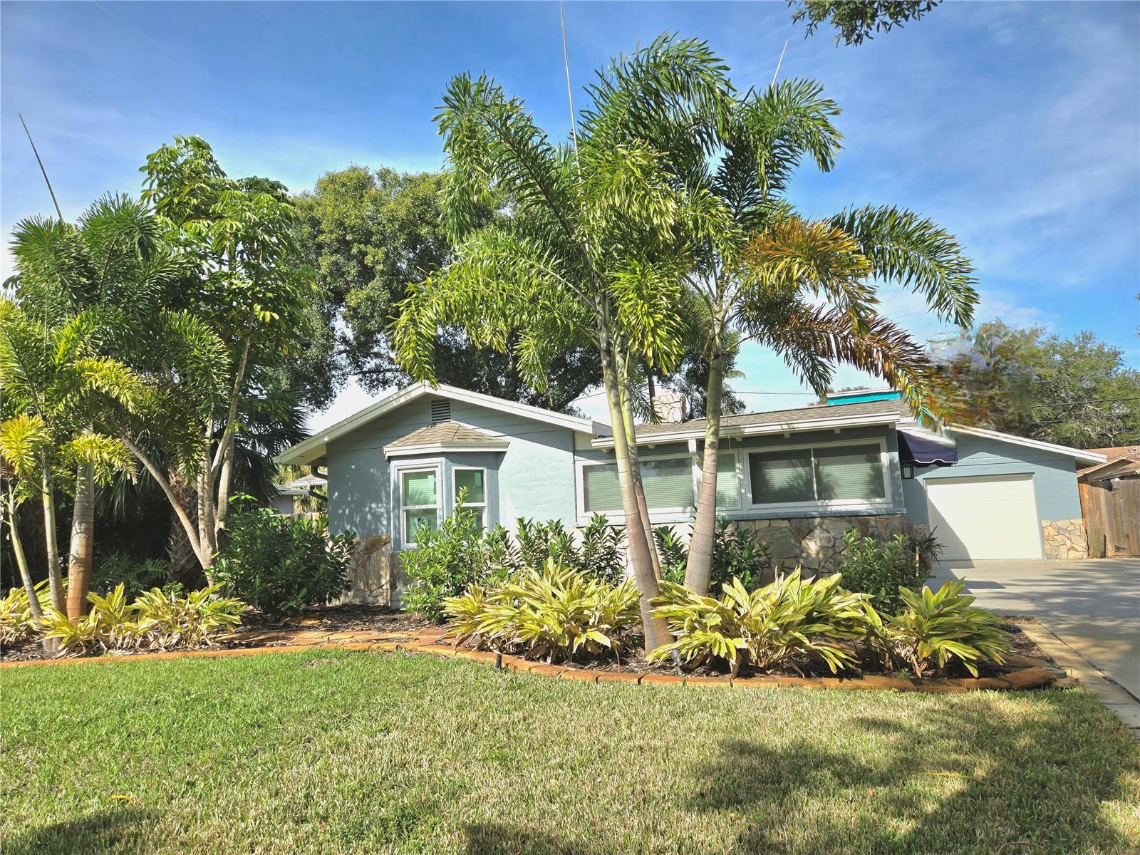 Single Family Residence in GULFPORT, FL - Daniel Dourado