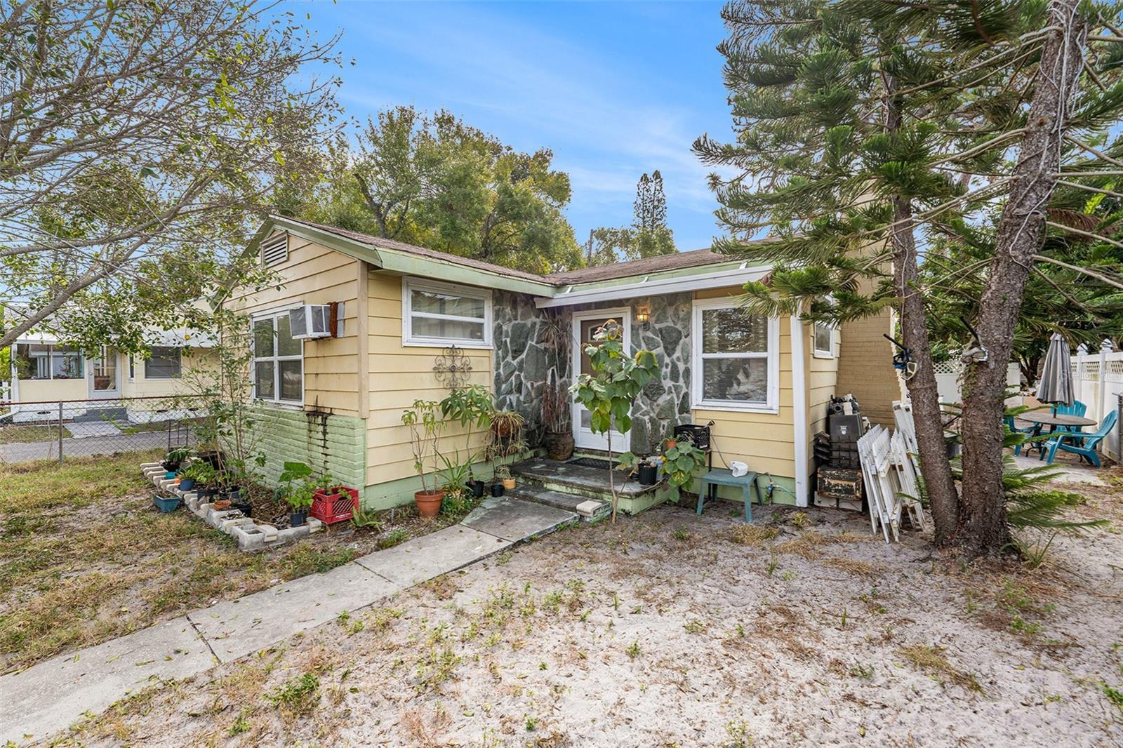 Single Family Residence in GULFPORT, FL - Daniel Dourado