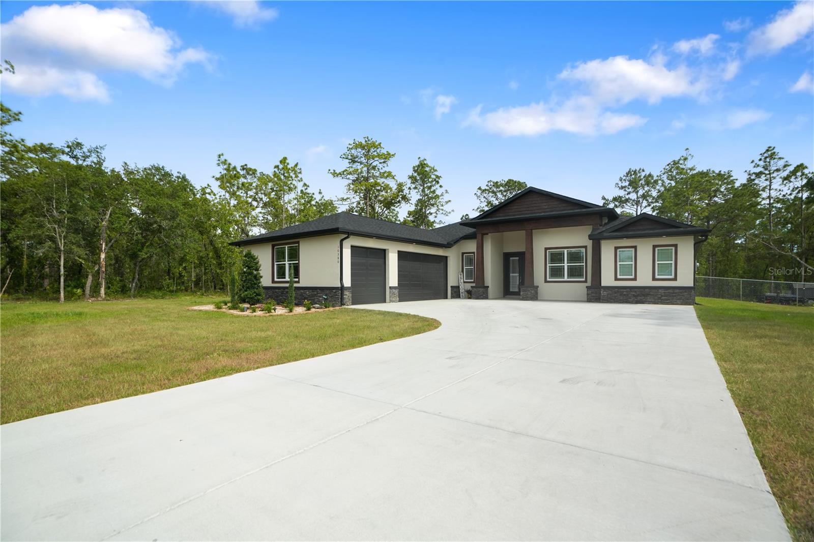 Single Family Residence in WEEKI WACHEE, FL - Daniel Dourado