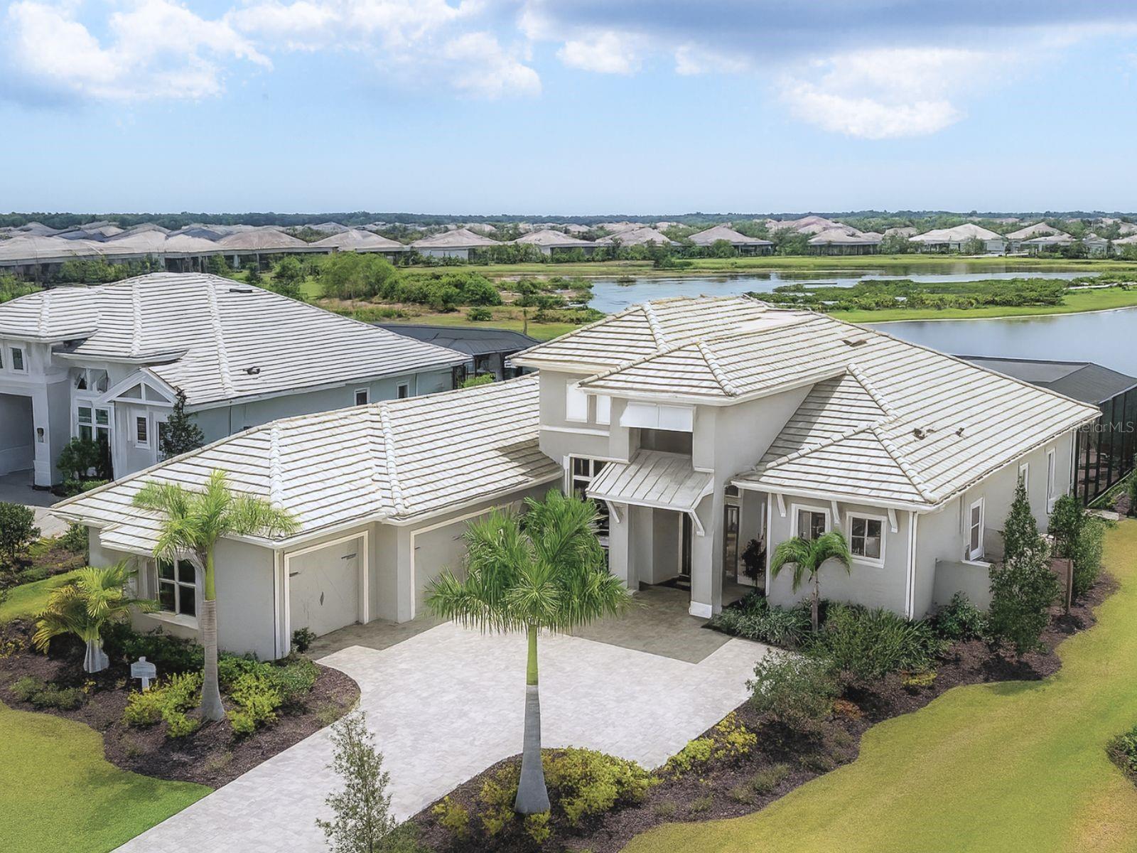 Single Family Residence in LAKEWOOD RANCH, FL - Daniel Dourado