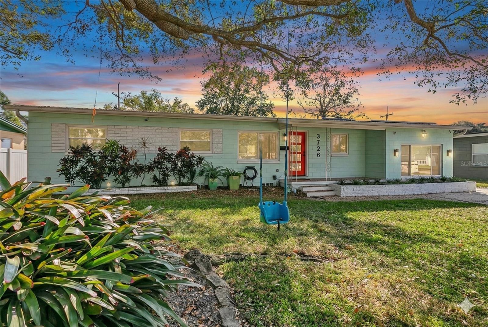 Single Family Residence in ORLANDO, FL - Daniel Dourado