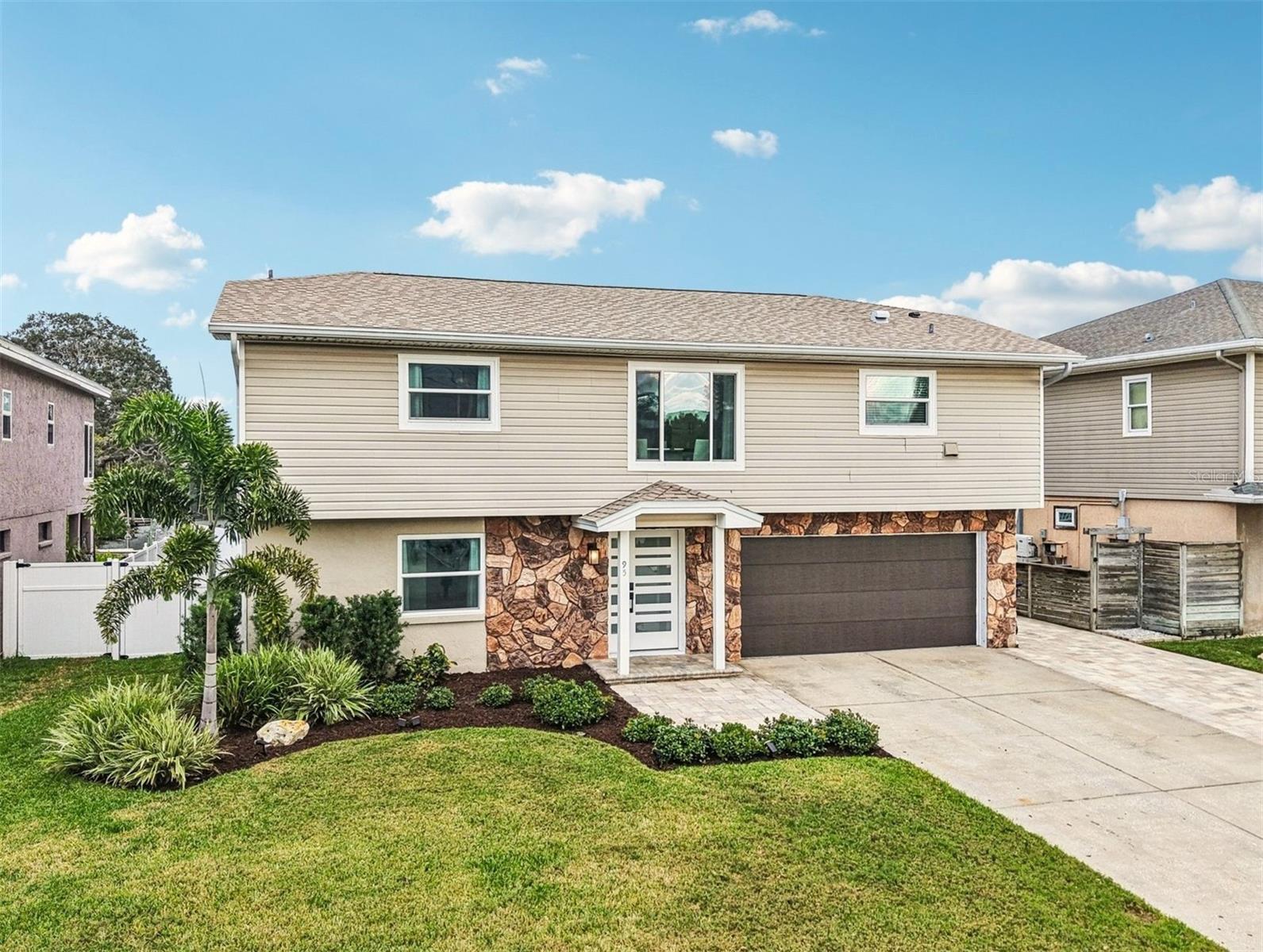 Single Family Residence in PALM HARBOR, FL - Daniel Dourado