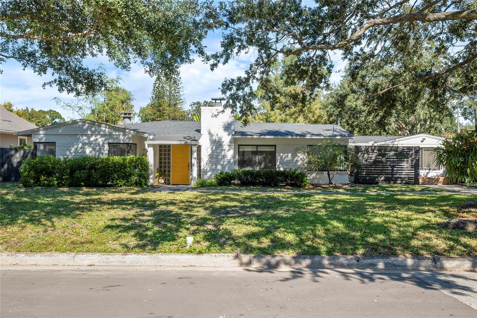 Single Family Residence in ORLANDO, FL - Daniel Dourado