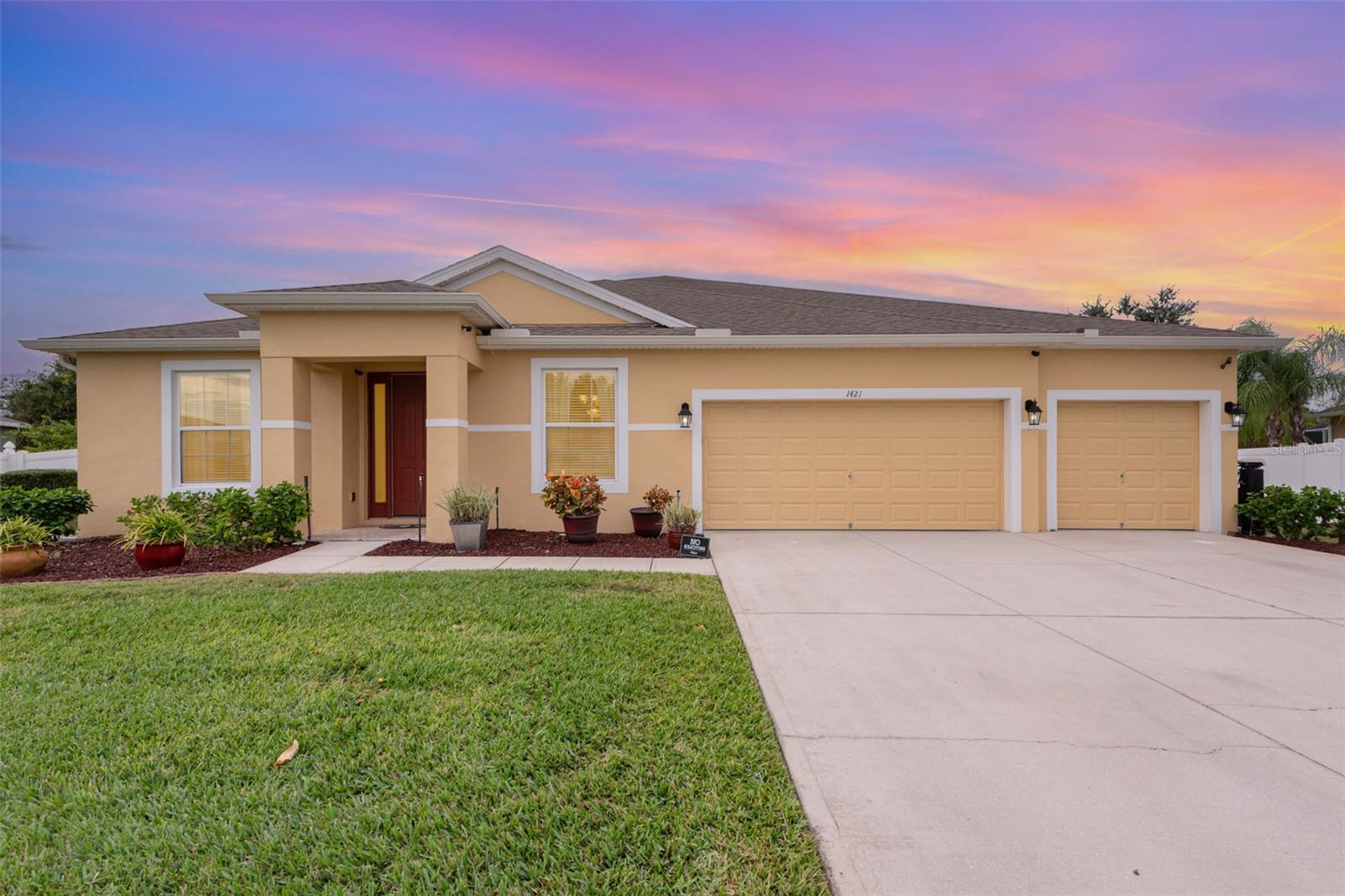 Single Family Residence in DELTONA, FL - Daniel Dourado