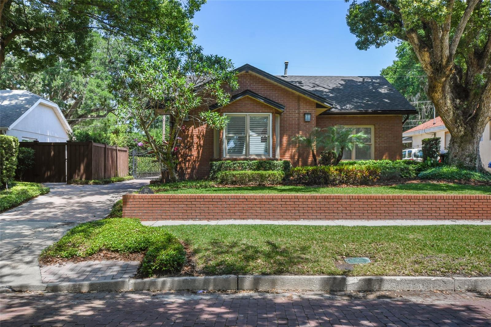 Single Family Residence in ORLANDO, FL - Daniel Dourado