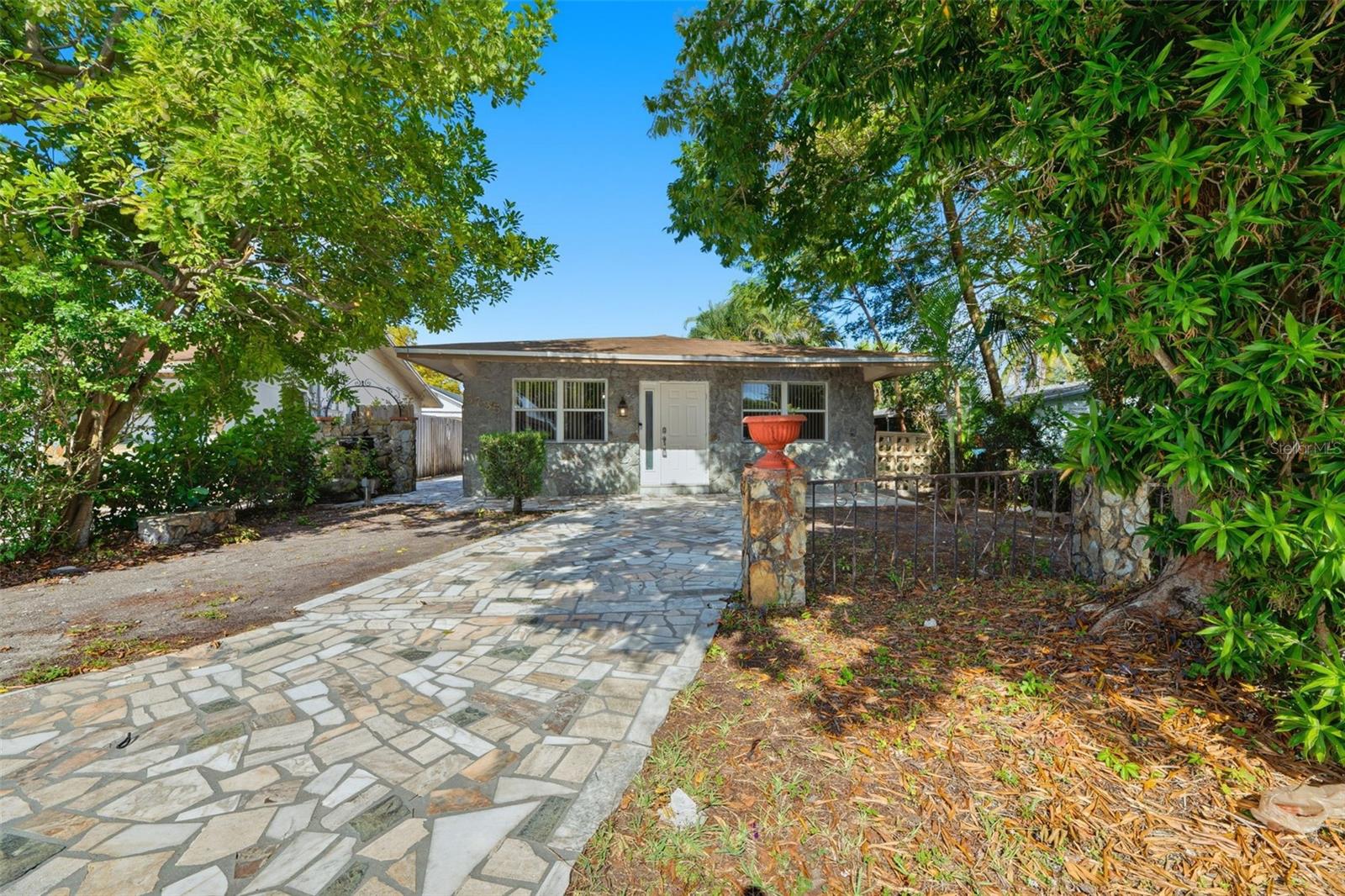 Single Family Residence in HOLLYWOOD, FL - Daniel Dourado