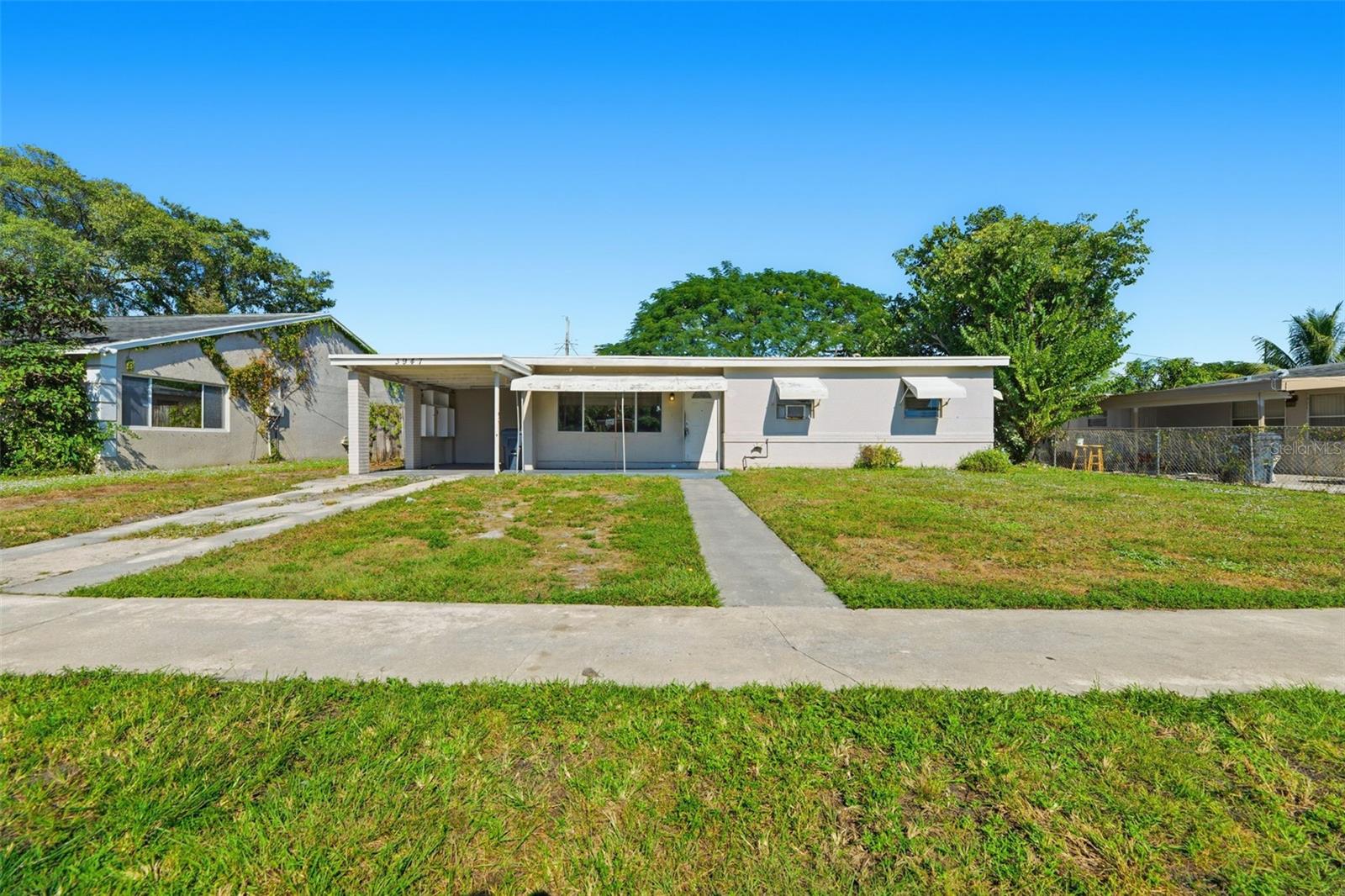 Single Family Residence in LAKE WORTH, FL - Daniel Dourado