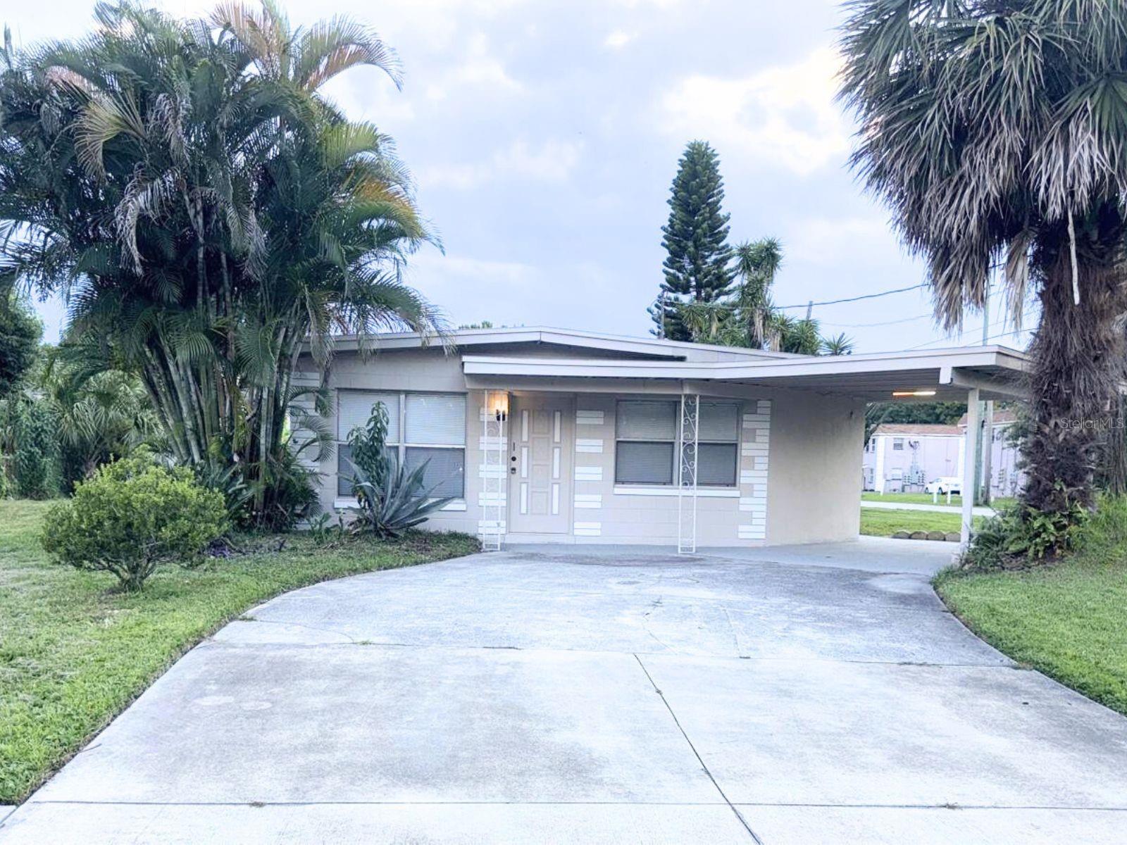 Single Family Residence in ORLANDO, FL - Daniel Dourado