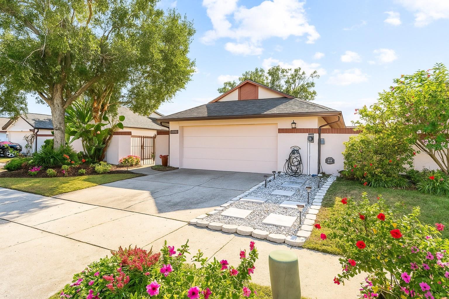 Single Family Residence in TAMPA, FL - Daniel Dourado