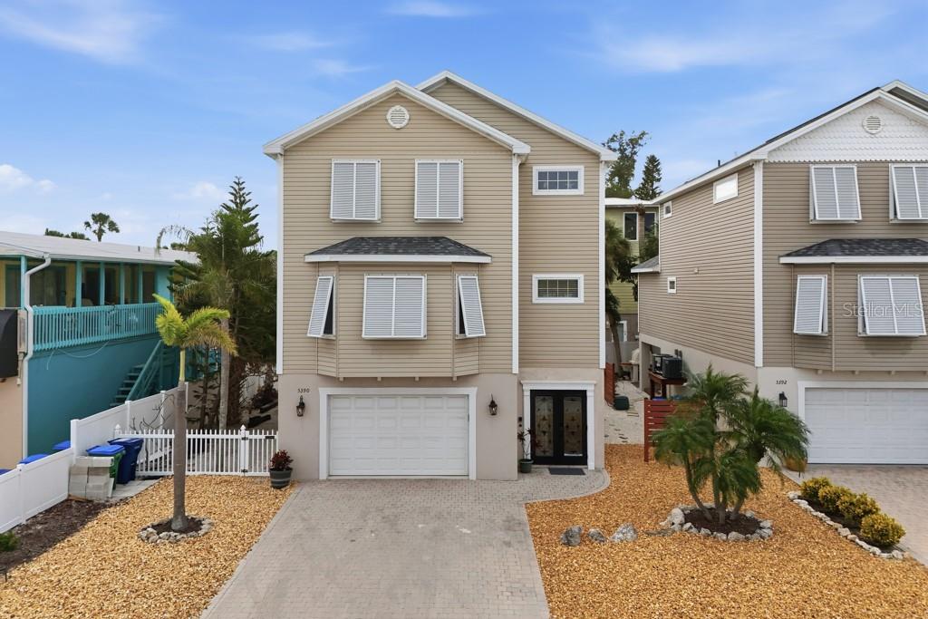 Single Family Residence in HOLMES BEACH, FL - Daniel Dourado