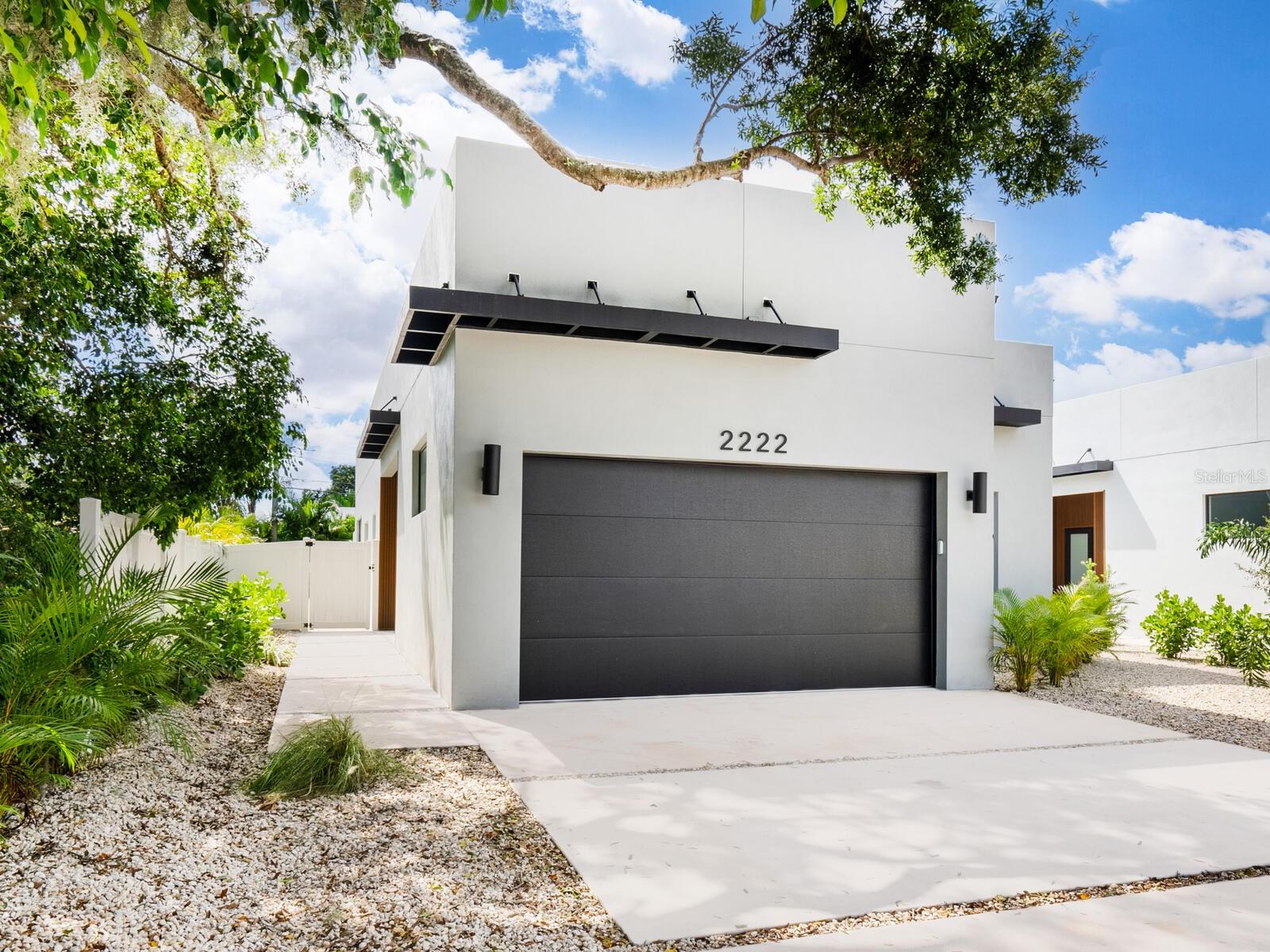 Single Family Residence in SARASOTA, FL - Daniel Dourado