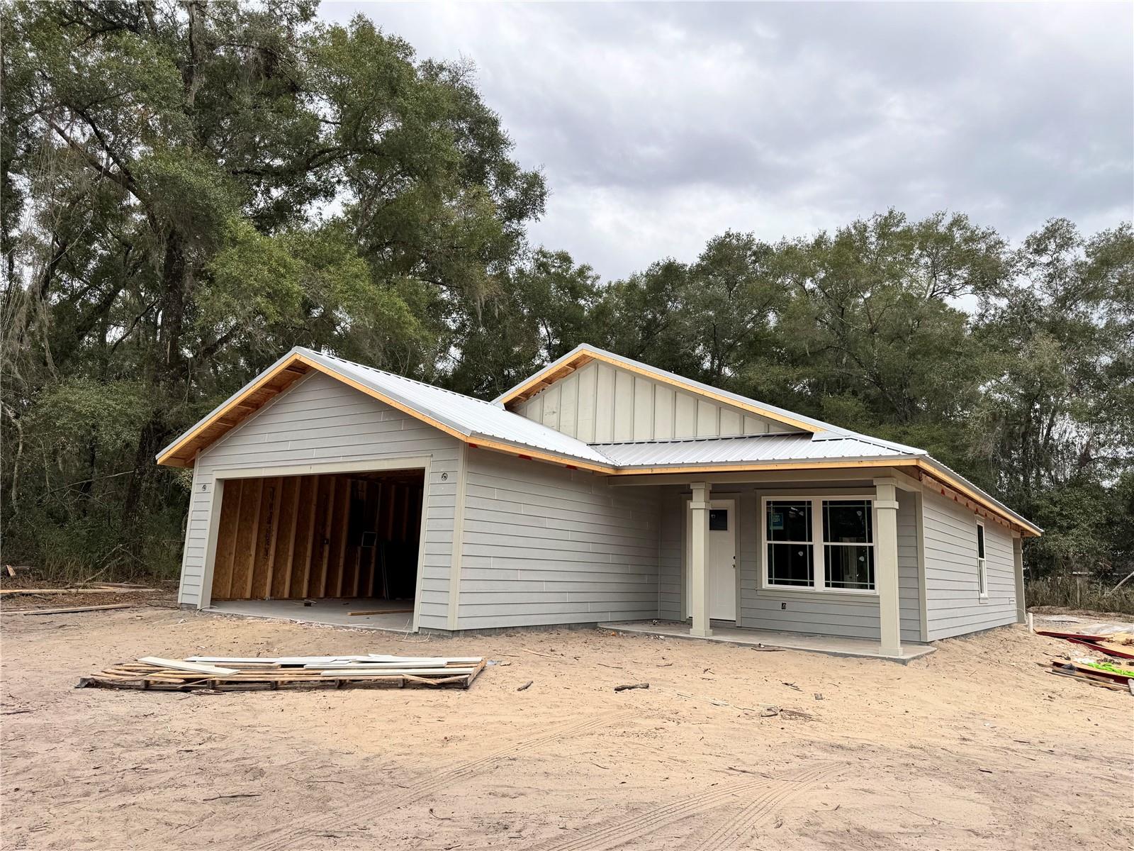 Single Family Residence in TRENTON, FL - Daniel Dourado