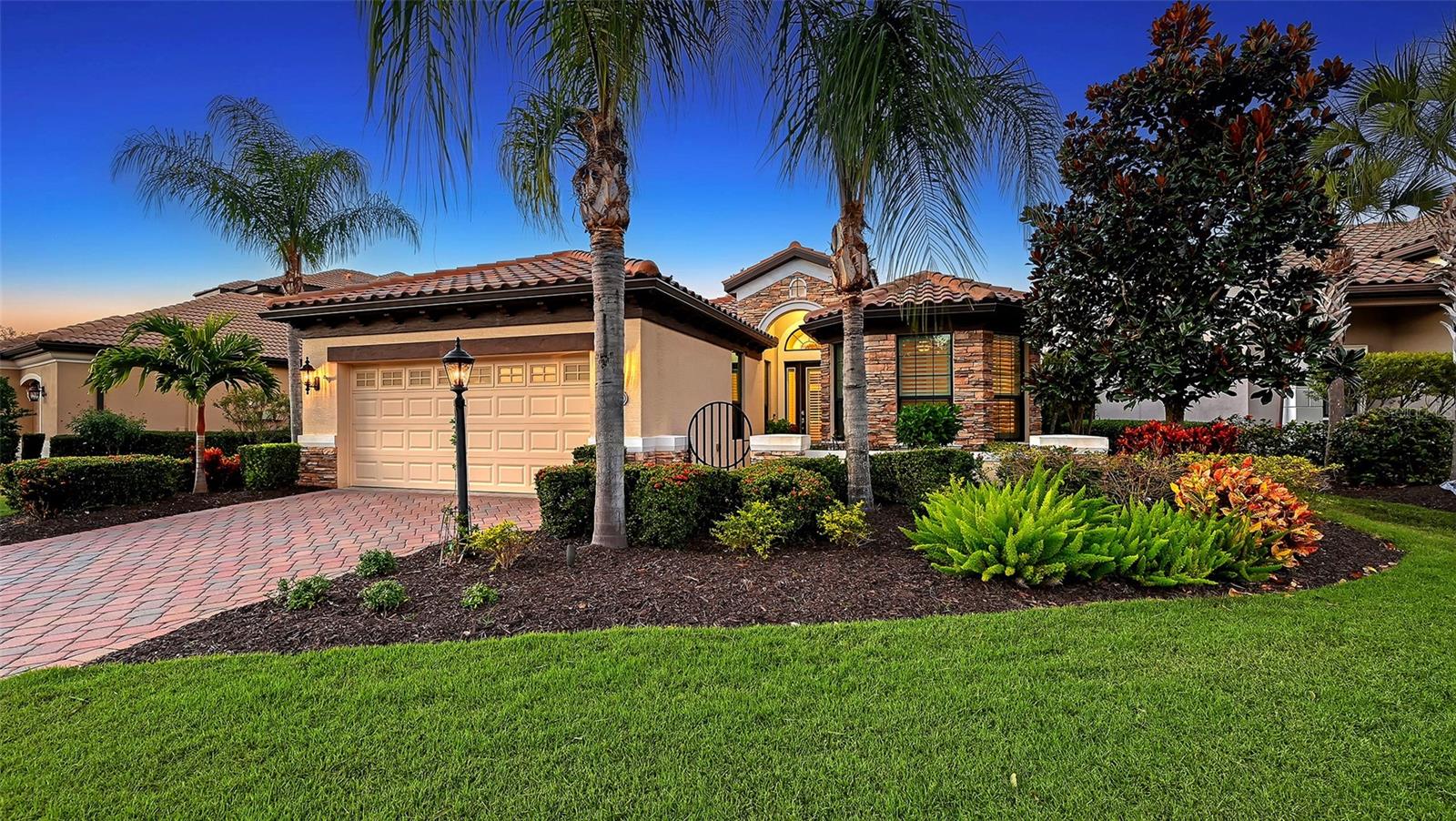Single Family Residence in LAKEWOOD RANCH, FL - Daniel Dourado