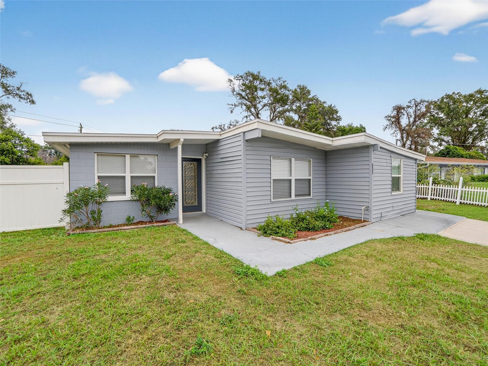 Single Family Residence in BRANDON, FL - Daniel Dourado