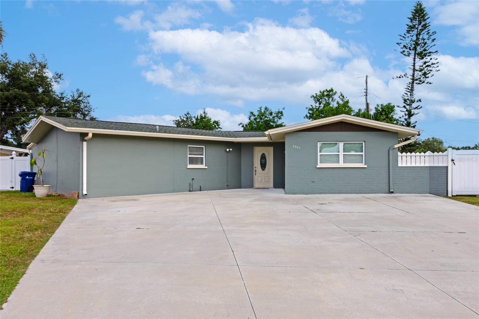 Single Family Residence in SARASOTA, FL - Daniel Dourado