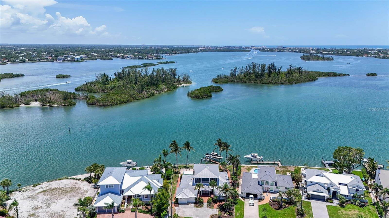 Single Family Residence in SARASOTA, FL - Daniel Dourado