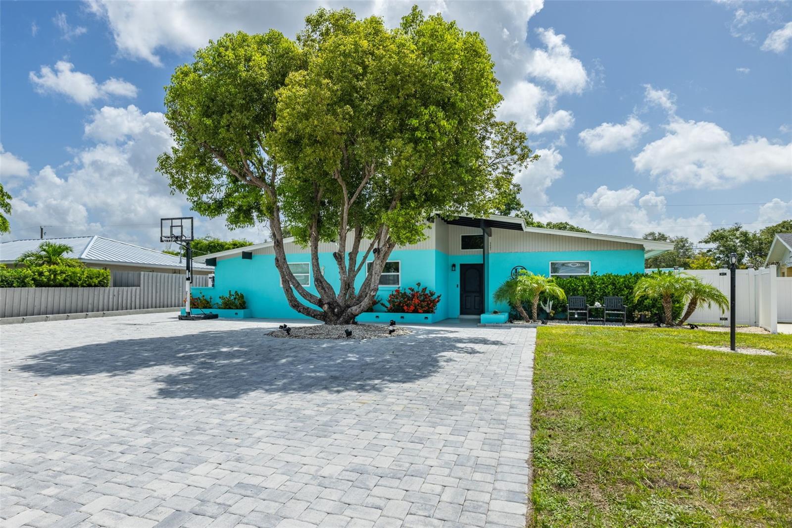 Single Family Residence in BRADENTON, FL - Daniel Dourado