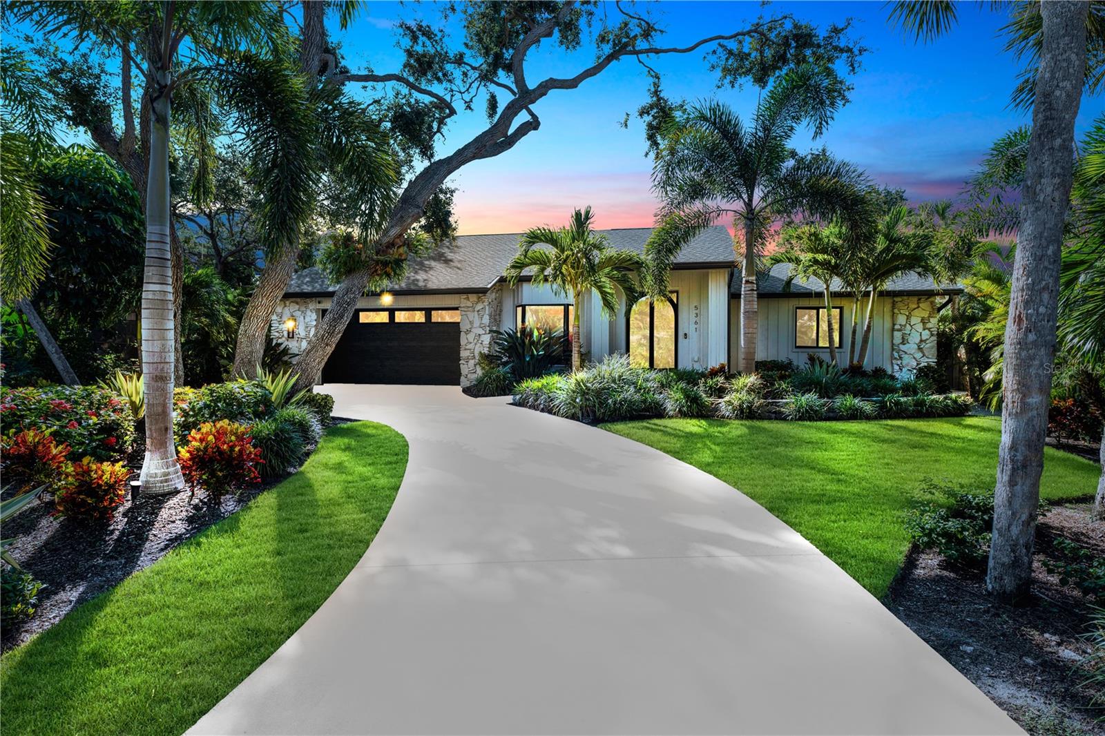Single Family Residence in SARASOTA, FL - Daniel Dourado