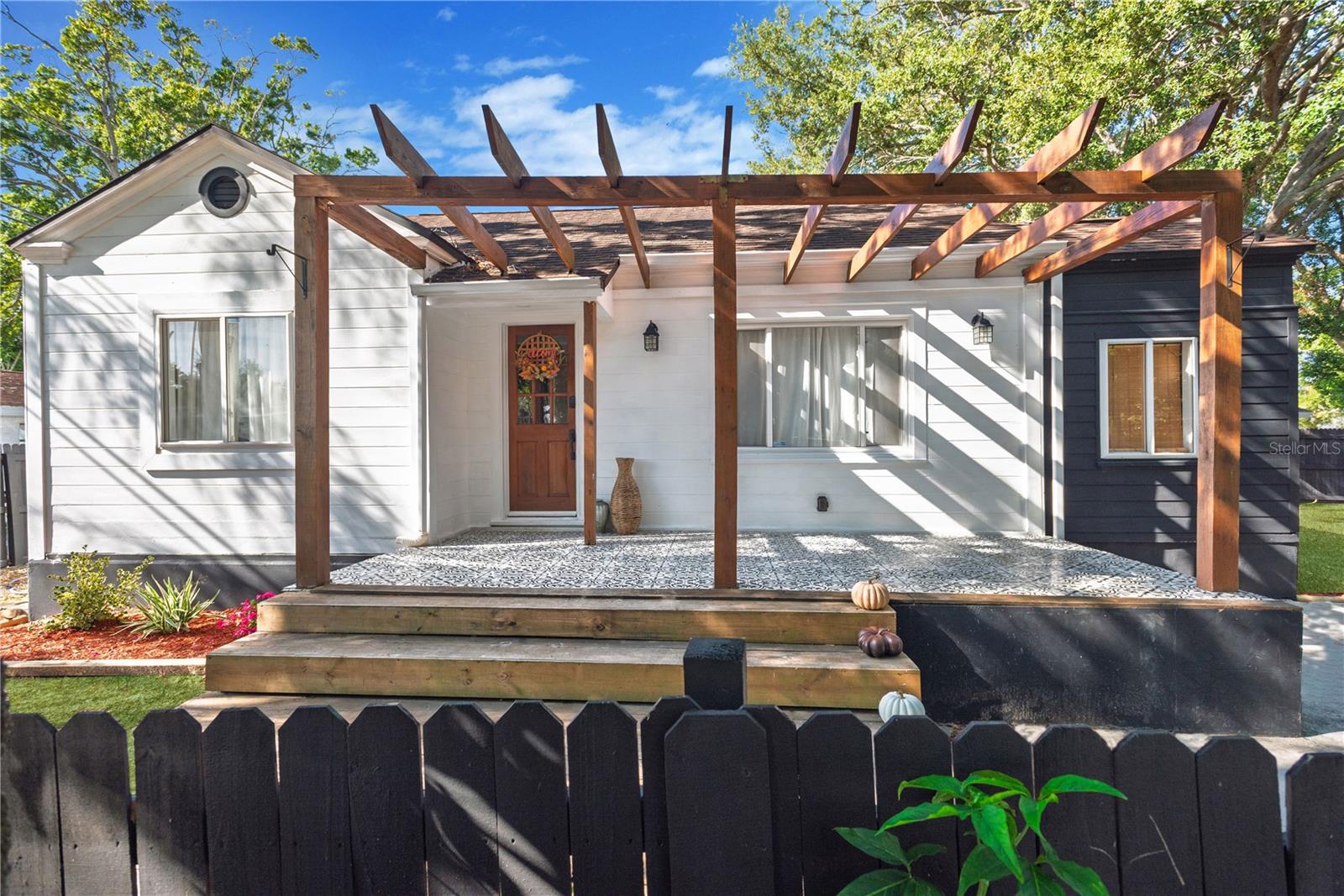 Single Family Residence in ST PETERSBURG, FL - Daniel Dourado