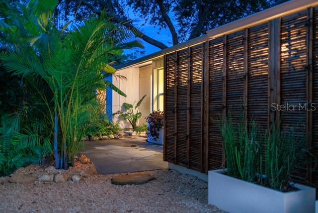 Single Family Residence in SARASOTA, FL - Daniel Dourado