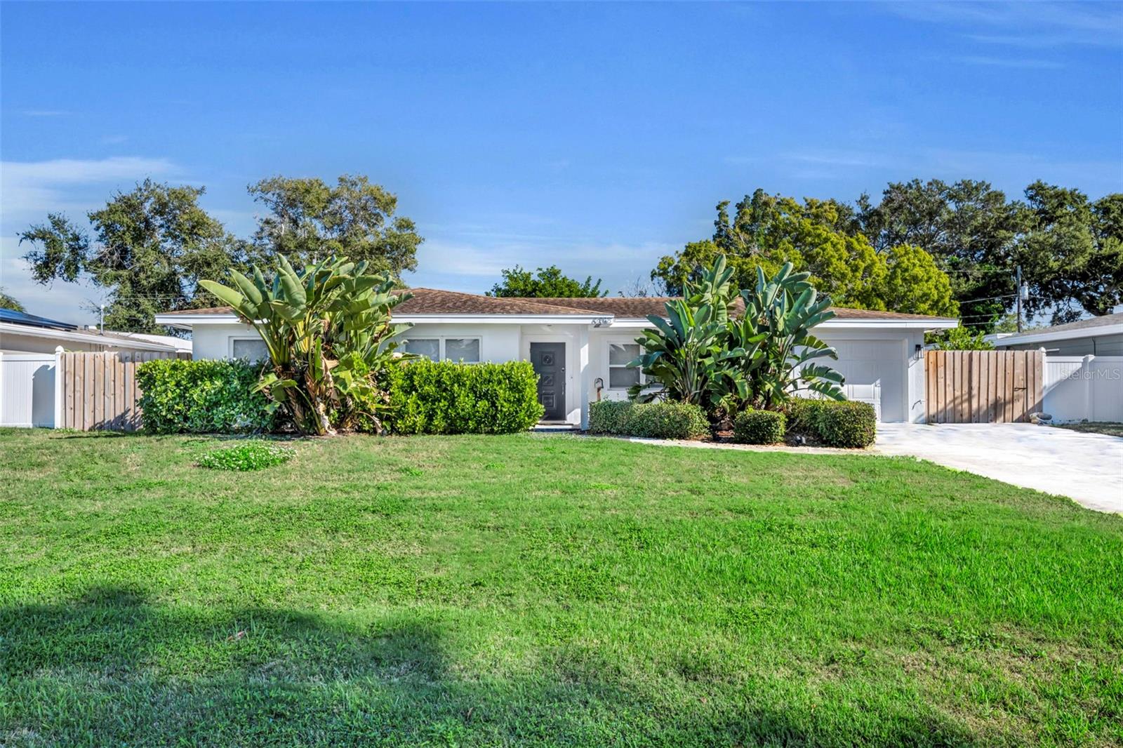 Single Family Residence in ST PETERSBURG, FL - Daniel Dourado