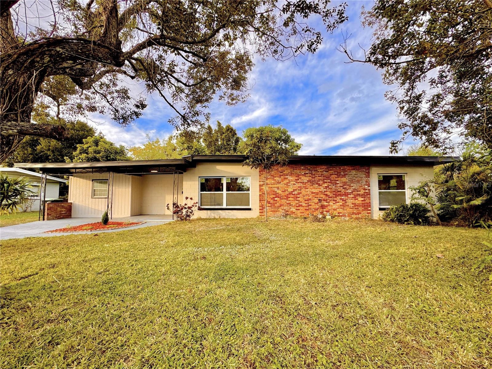 Single Family Residence in ORLANDO, FL - Daniel Dourado