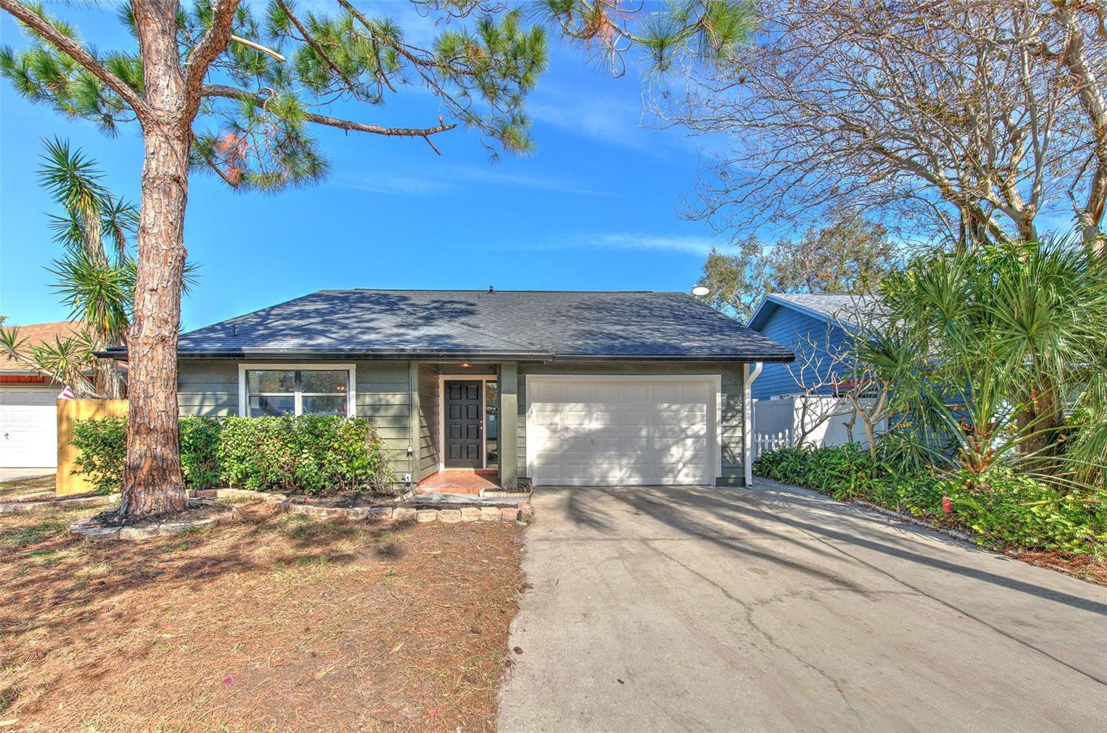 Single Family Residence in LARGO, FL - Daniel Dourado