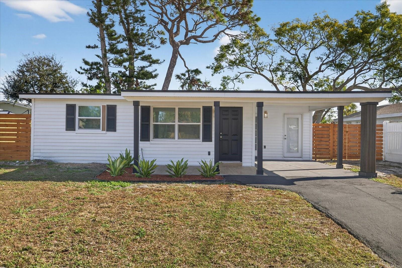 Single Family Residence in LARGO, FL - Daniel Dourado