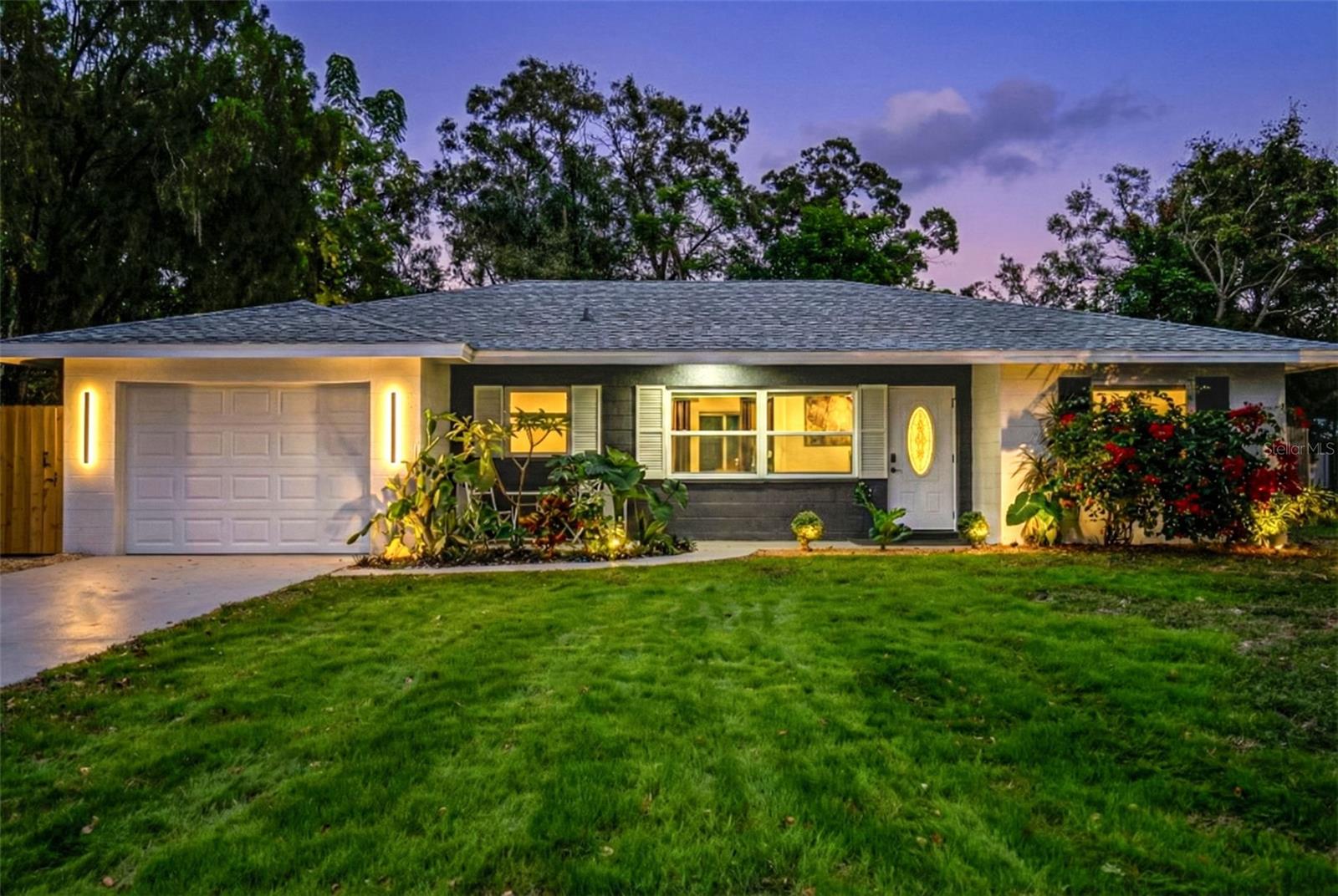 Single Family Residence in SARASOTA, FL - Daniel Dourado