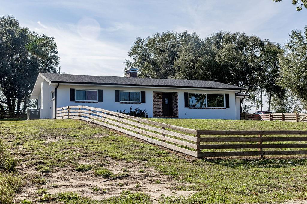 Single Family Residence in LAKE WALES, FL - Daniel Dourado