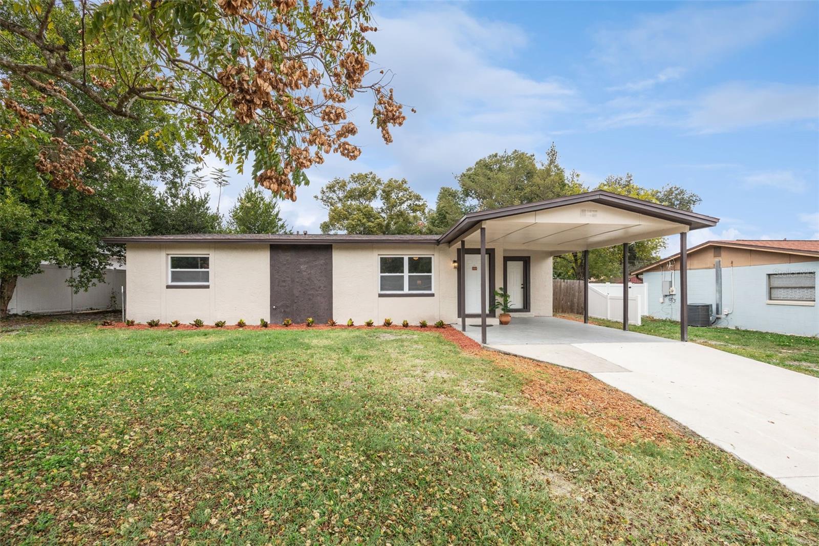 Single Family Residence in ORLANDO, FL - Daniel Dourado