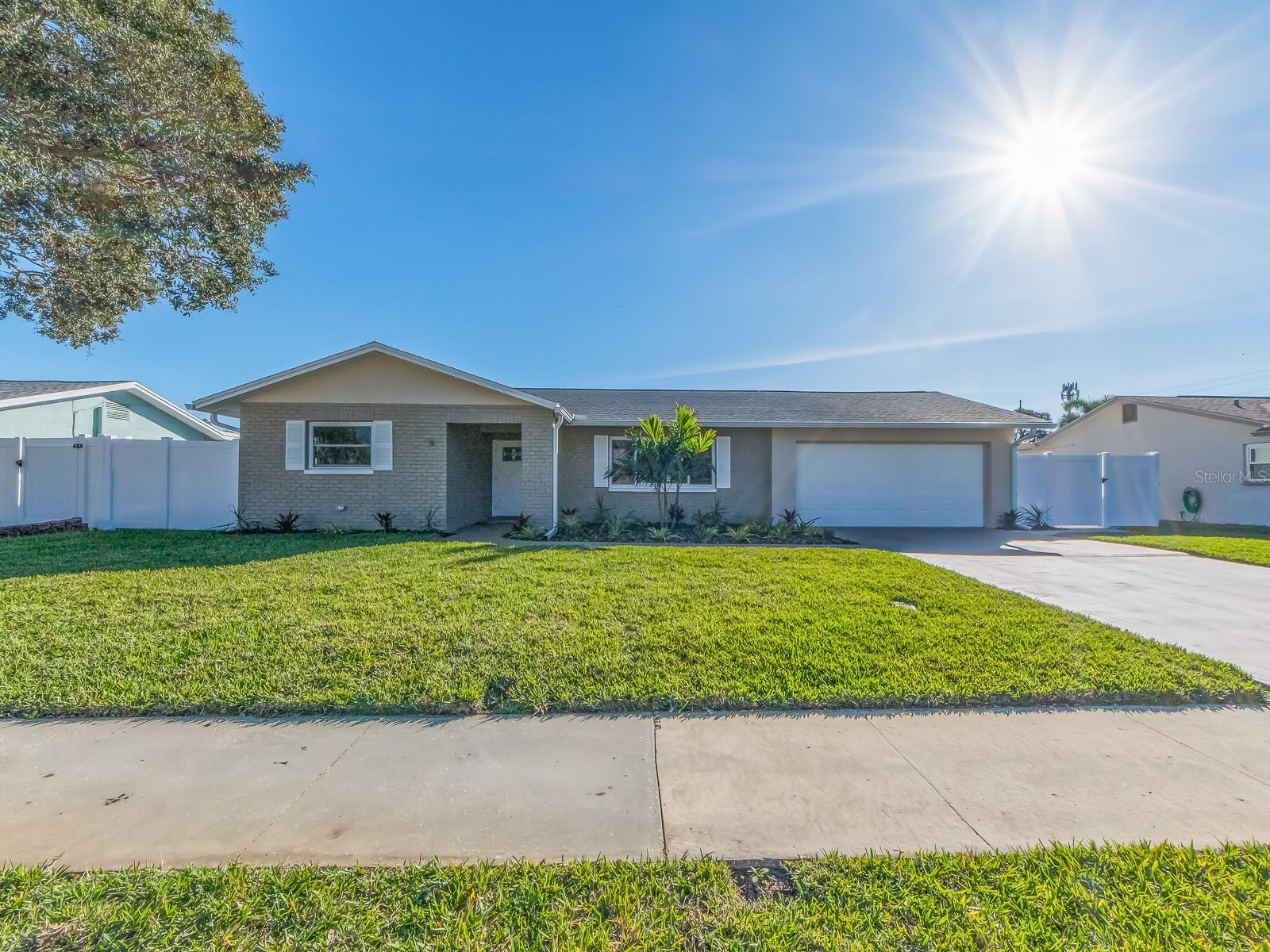 Single Family Residence in SEMINOLE, FL - Daniel Dourado