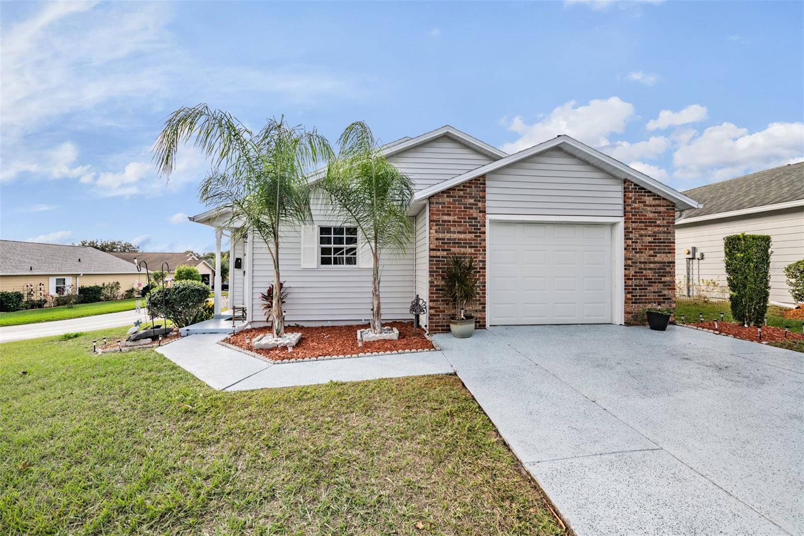 Single Family Residence in ZEPHYRHILLS, FL - Daniel Dourado