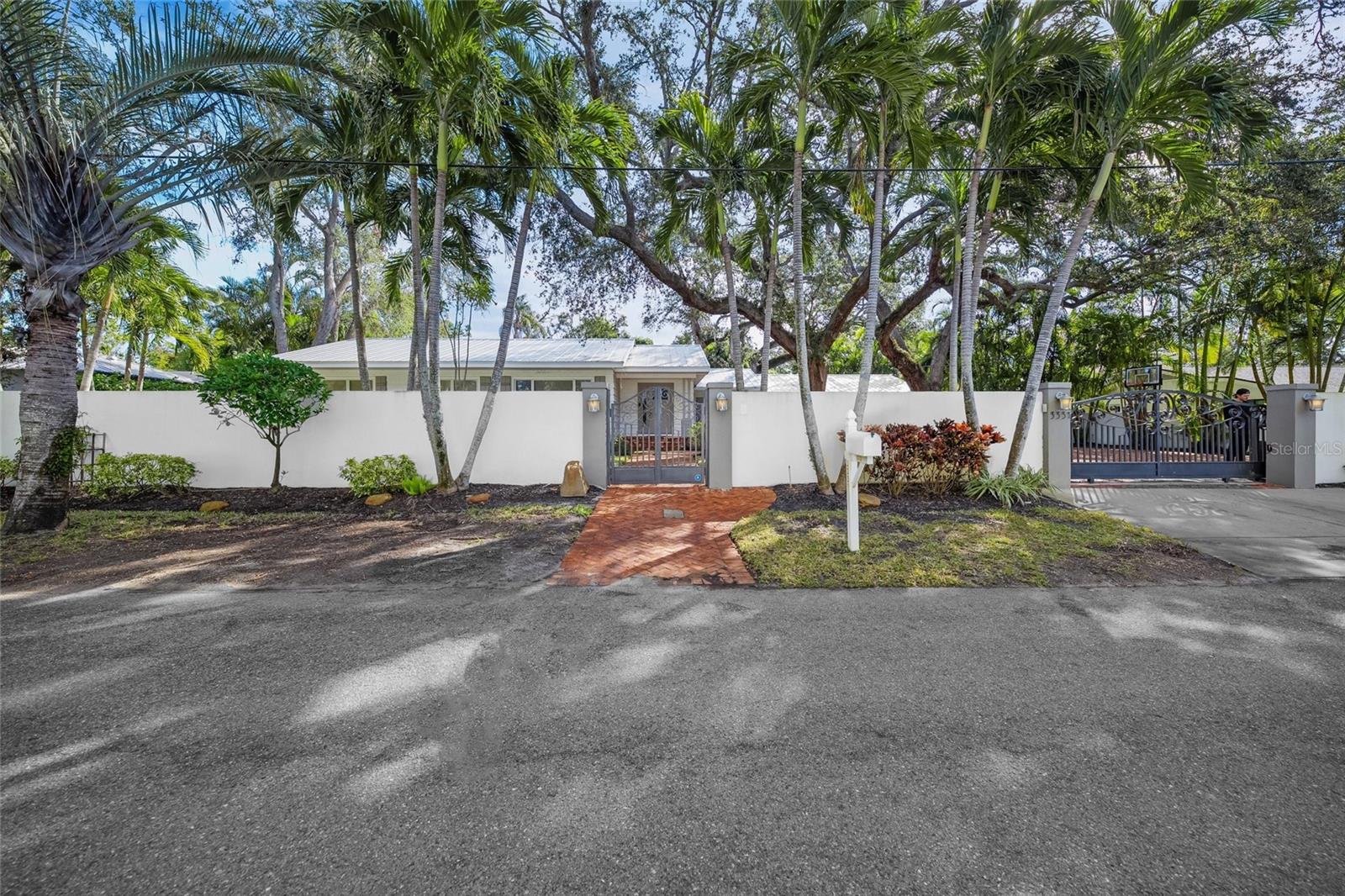 Single Family Residence in SARASOTA, FL - Daniel Dourado