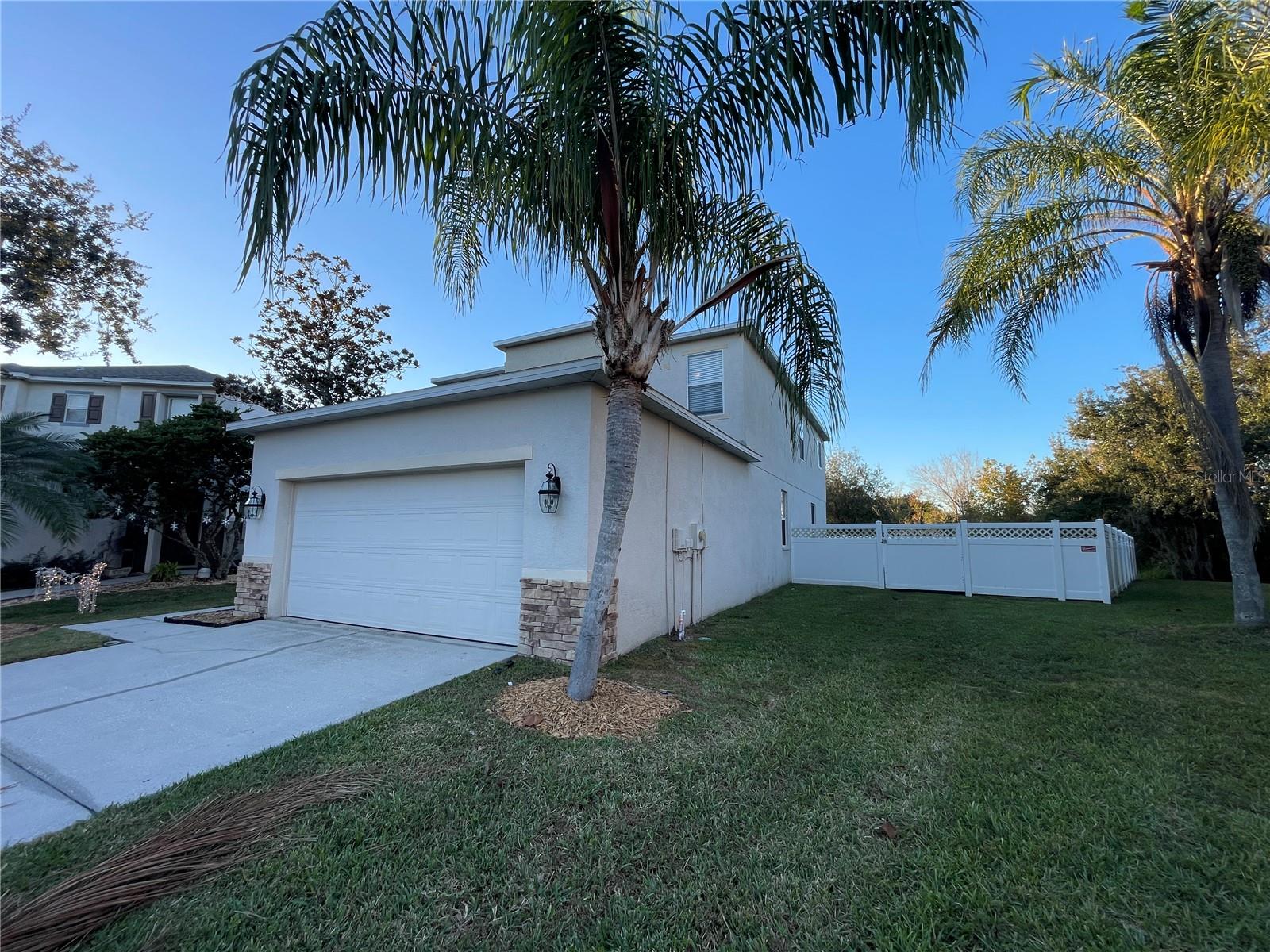 Single Family Residence in WESLEY CHAPEL, FL - Daniel Dourado