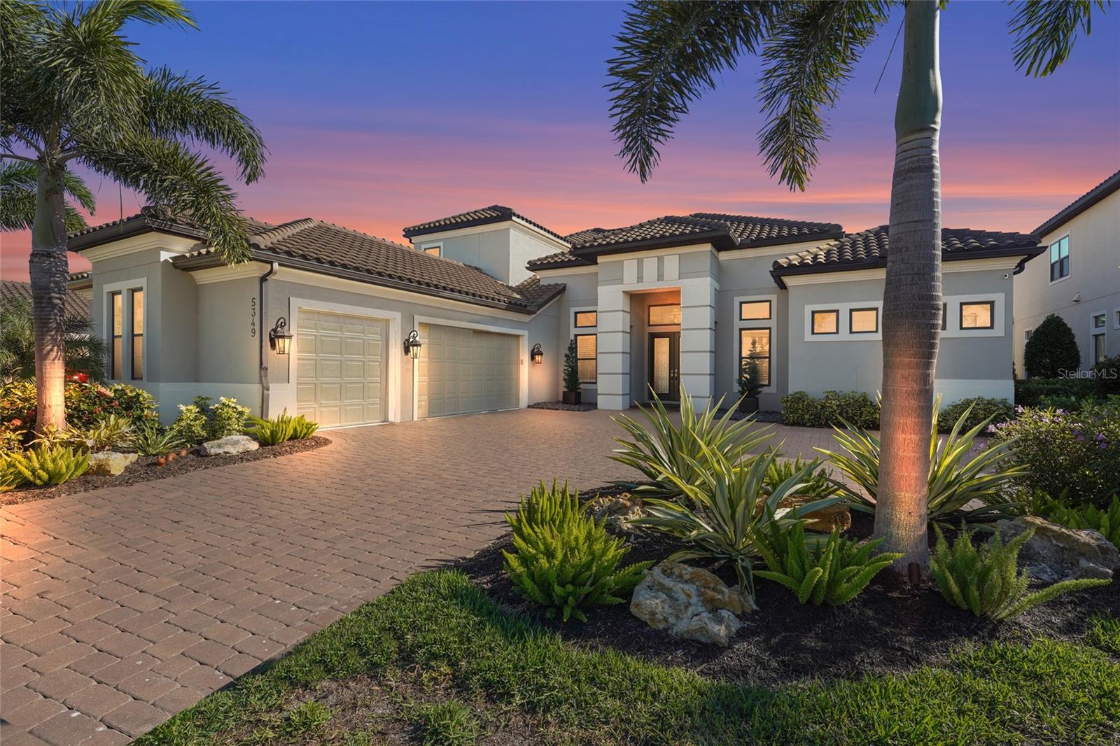 Single Family Residence in SARASOTA, FL - Daniel Dourado