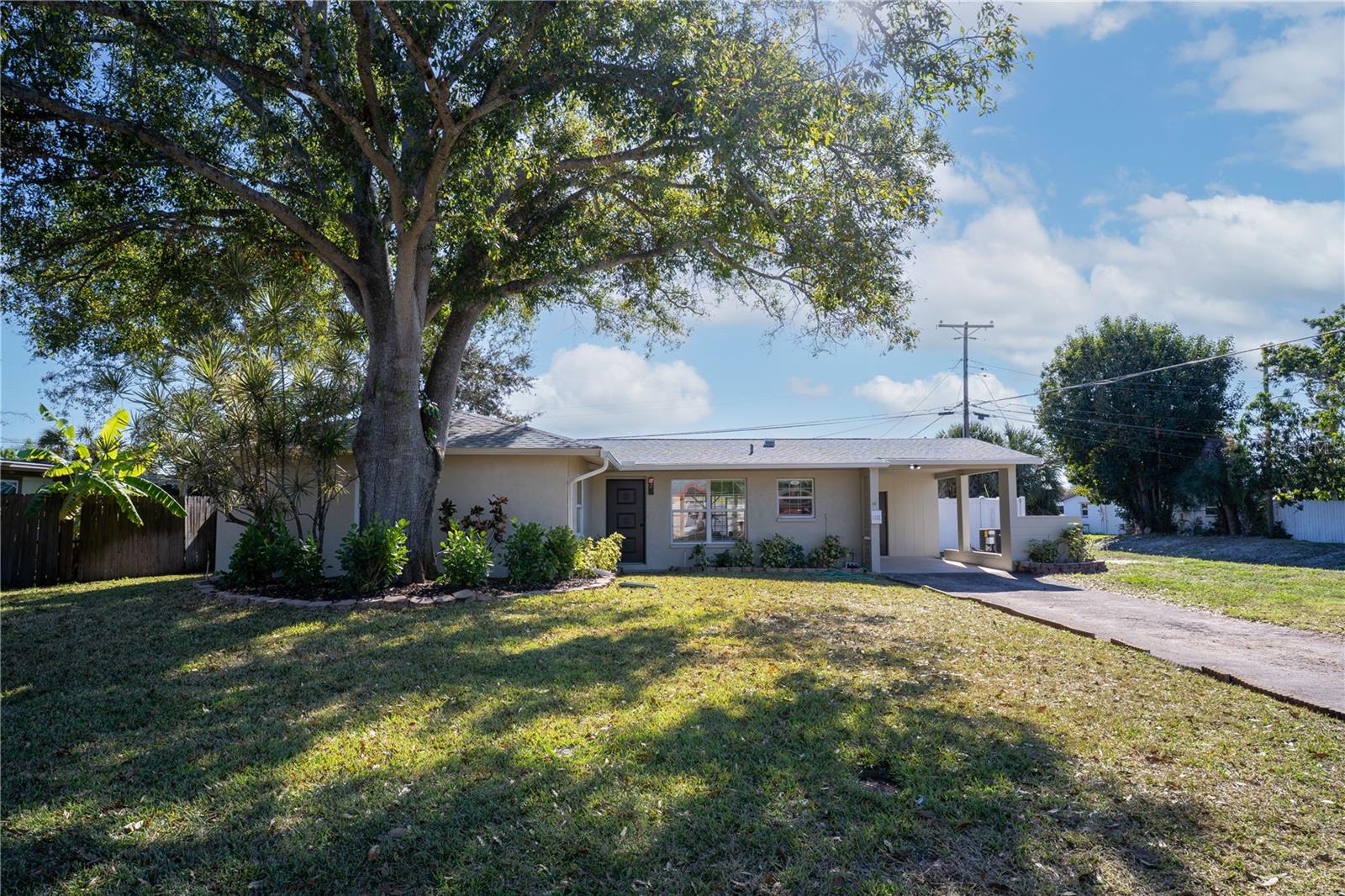 Single Family Residence em ST PETERSBURG, FL - Daniel Dourado