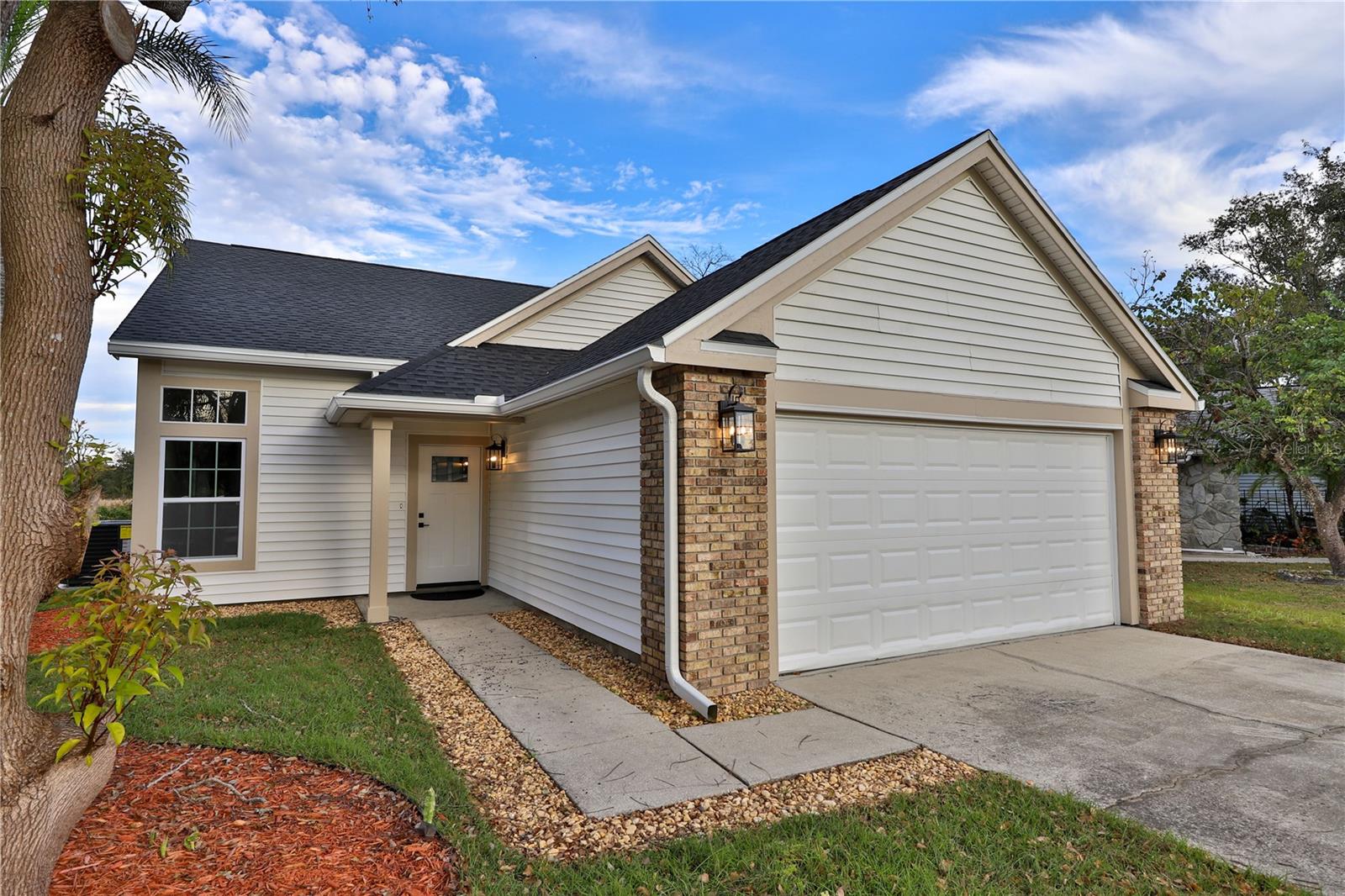 Single Family Residence in OVIEDO, FL - Daniel Dourado