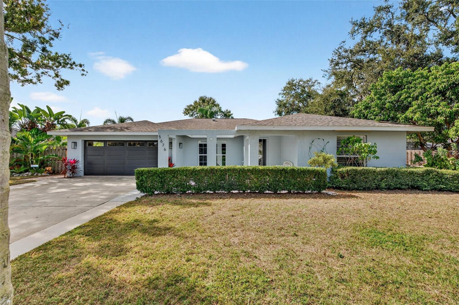 Single Family Residence in SARASOTA, FL - Daniel Dourado