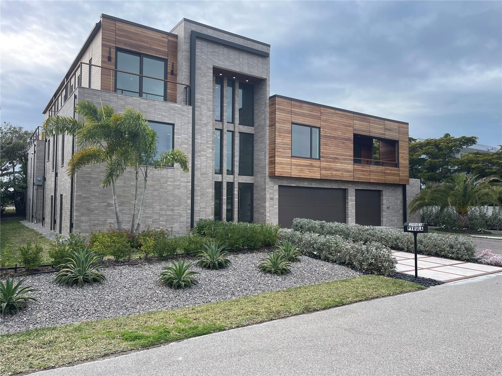 Single Family Residence in LONGBOAT KEY, FL - Daniel Dourado