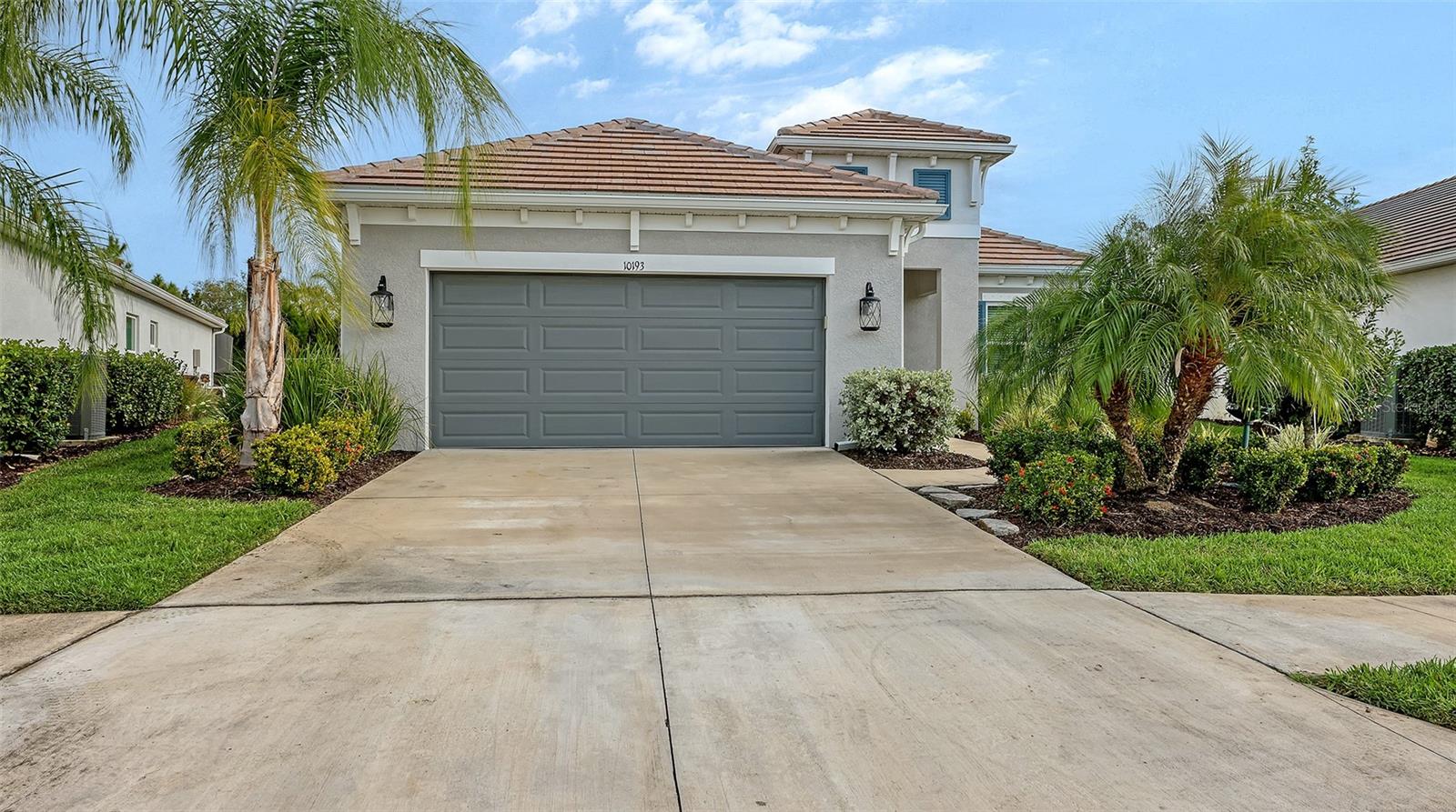 Single Family Residence in SARASOTA, FL - Daniel Dourado