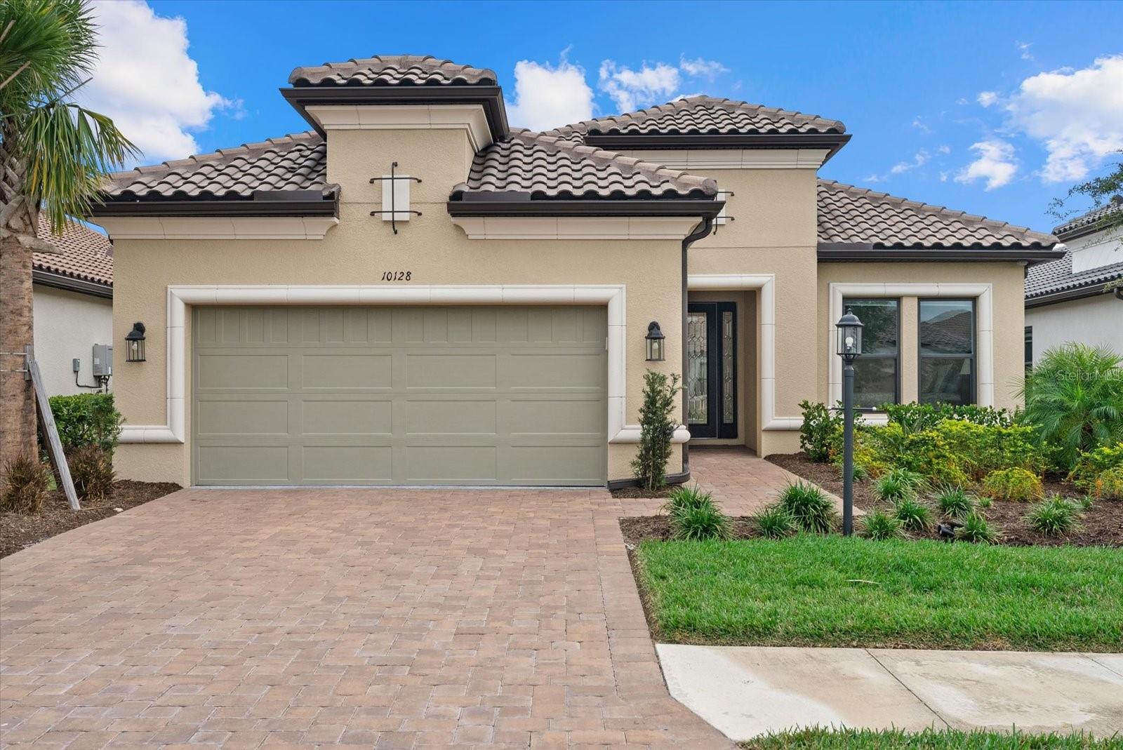 Single Family Residence in SARASOTA, FL - Daniel Dourado