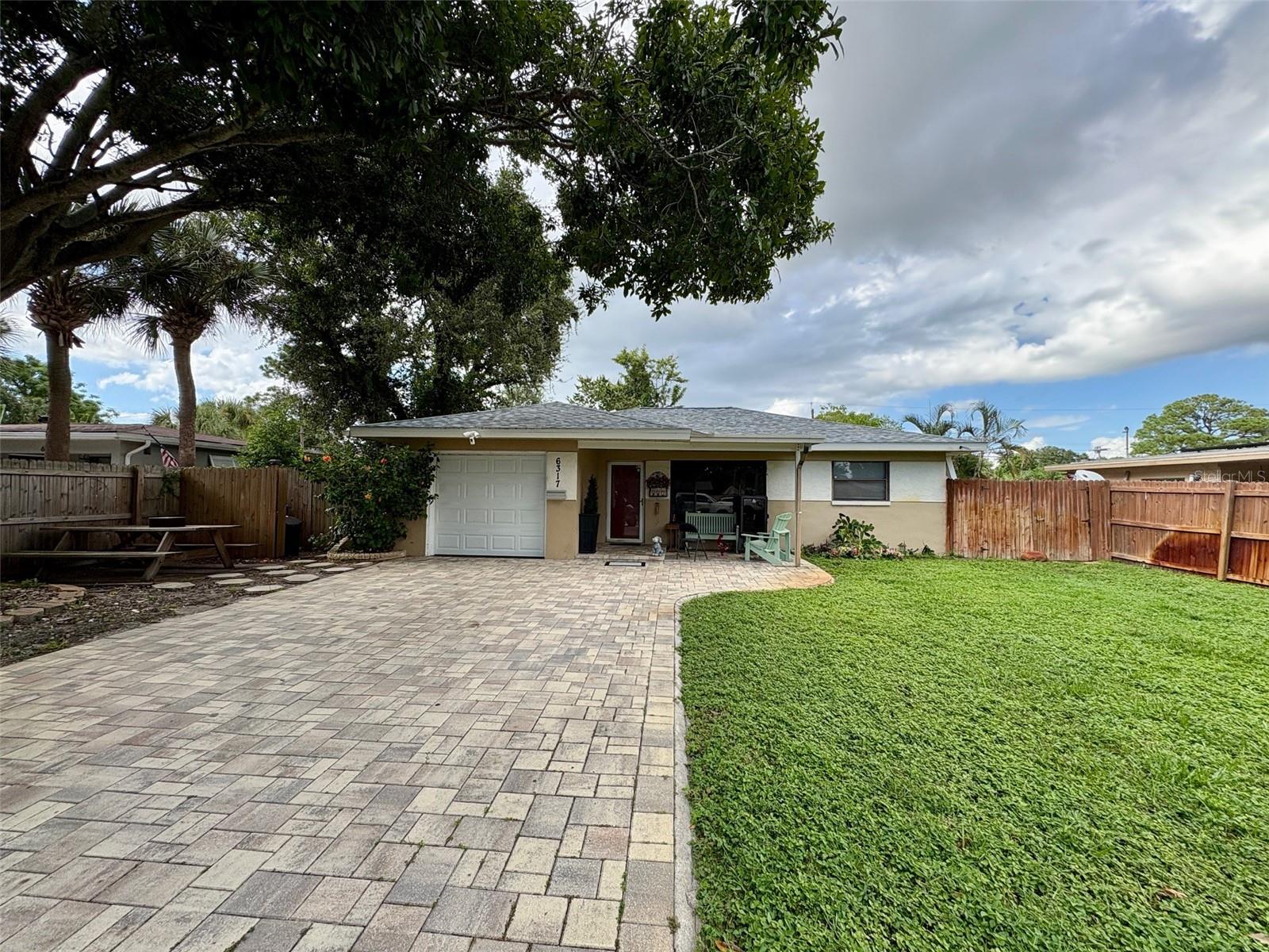 Single Family Residence em ST PETERSBURG, FL - Daniel Dourado