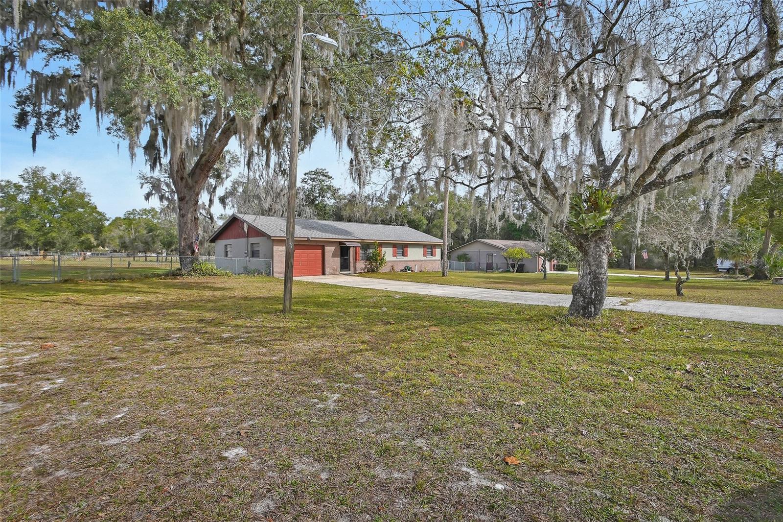 Single Family Residence in DELAND, FL - Daniel Dourado