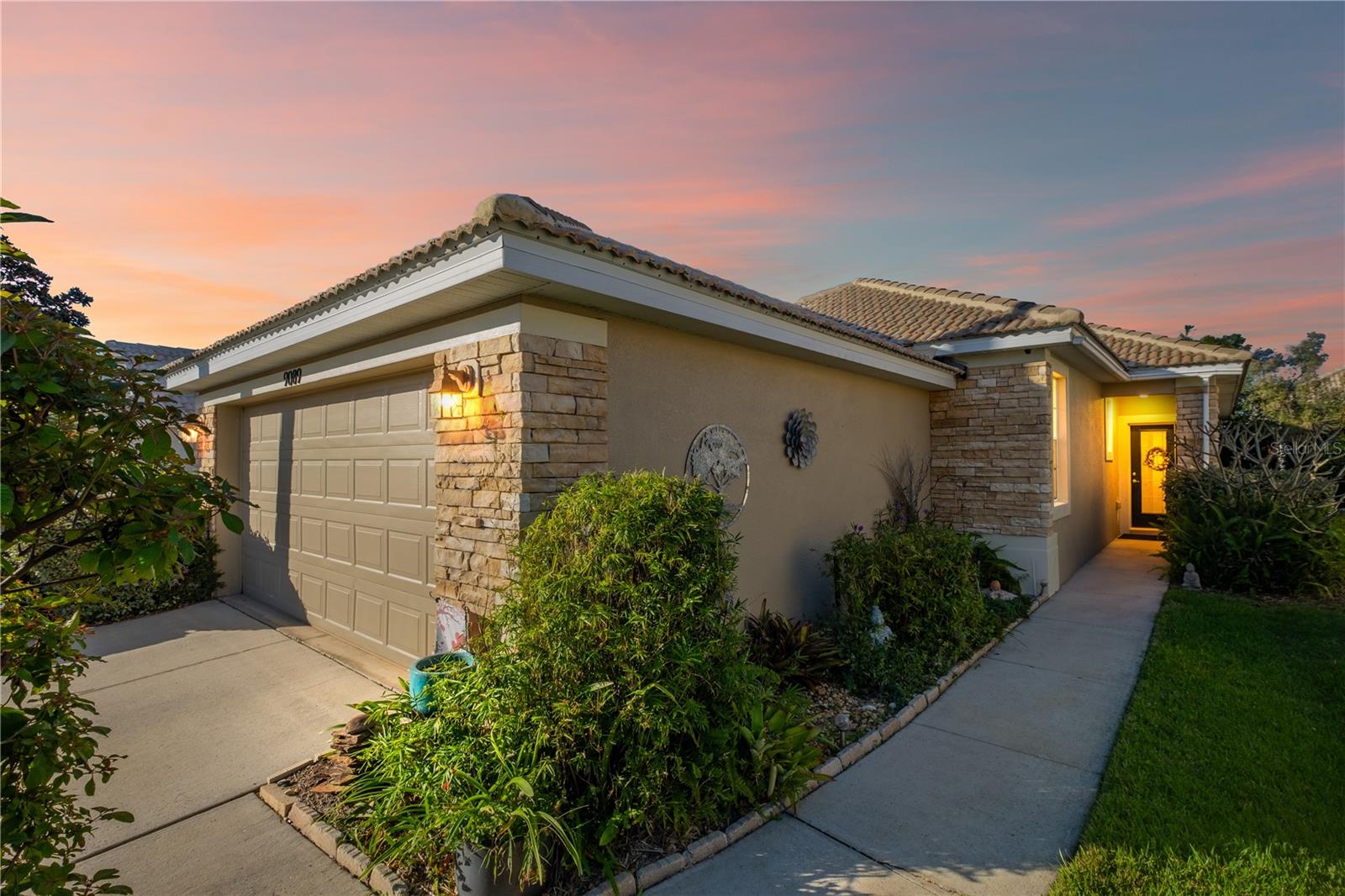 Single Family Residence in MOUNT DORA, FL - Daniel Dourado