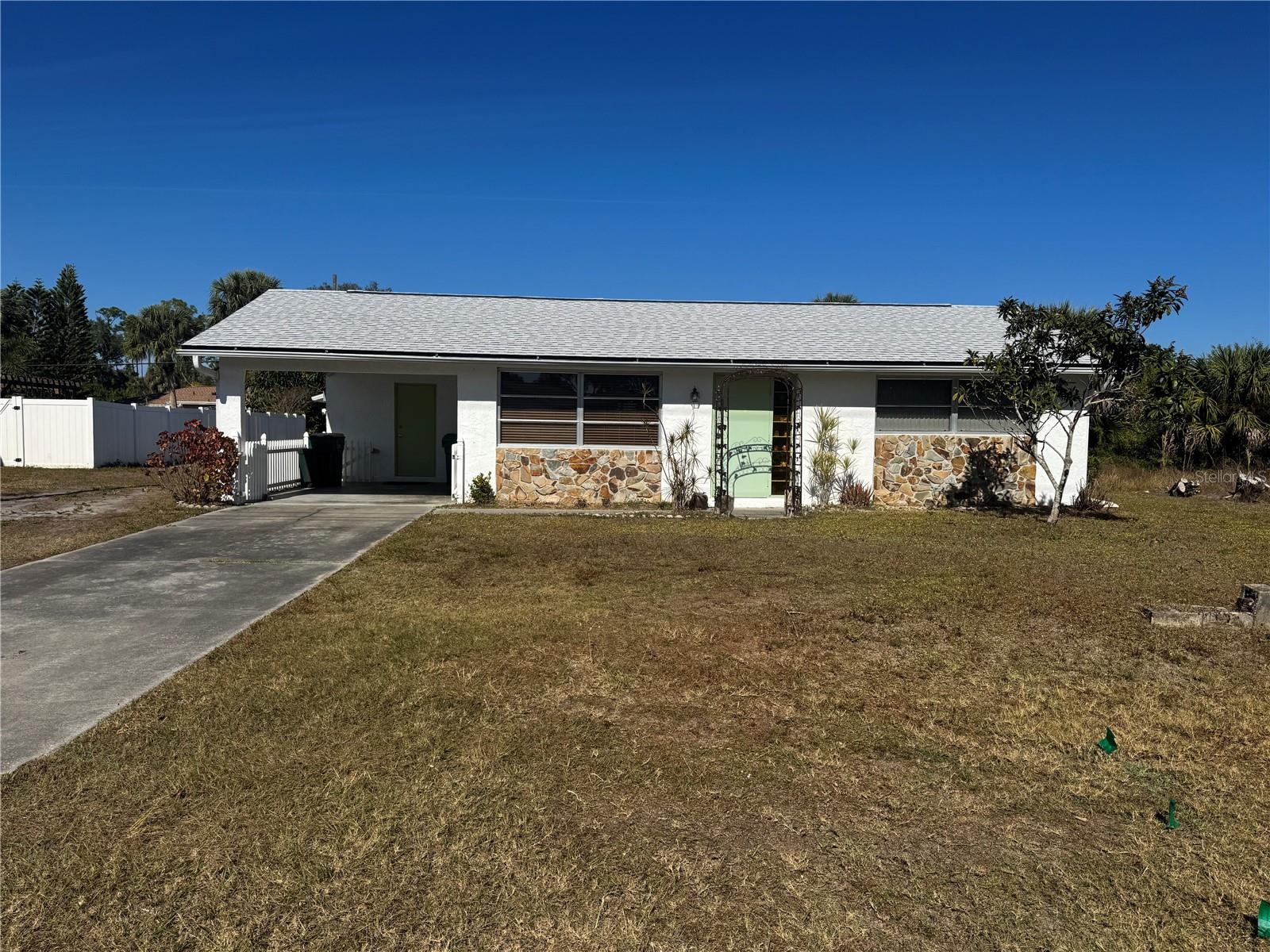 Single Family Residence em PORT CHARLOTTE, FL - Daniel Dourado