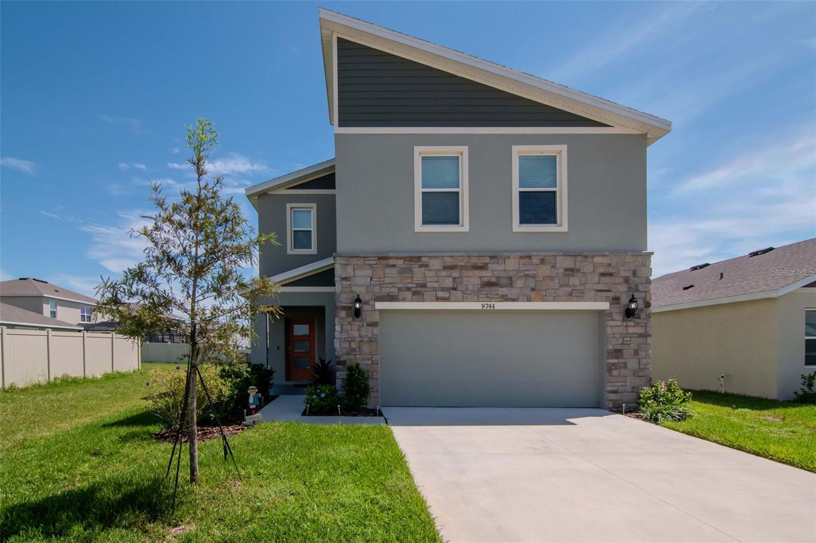 Single Family Residence in WESLEY CHAPEL, FL - Daniel Dourado