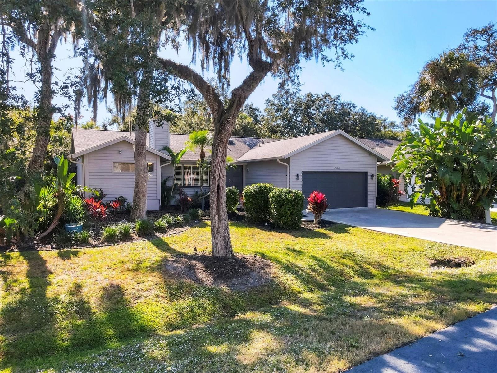 Single Family Residence in SARASOTA, FL - Daniel Dourado