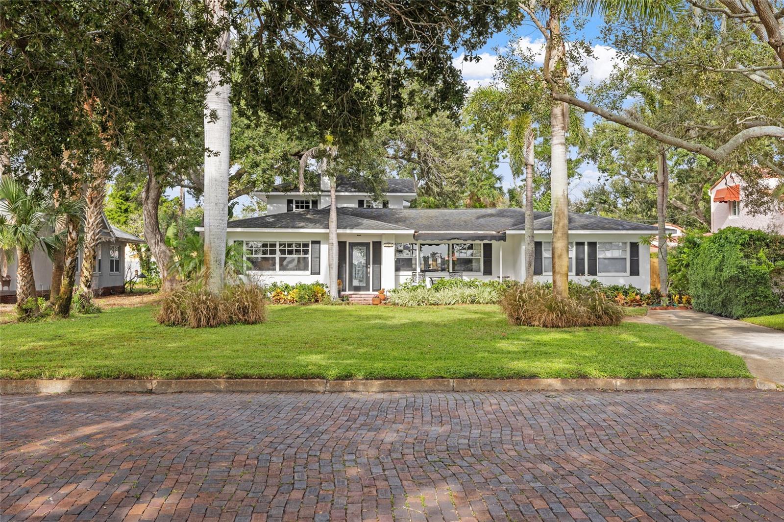 Single Family Residence in ST PETERSBURG, FL - Daniel Dourado