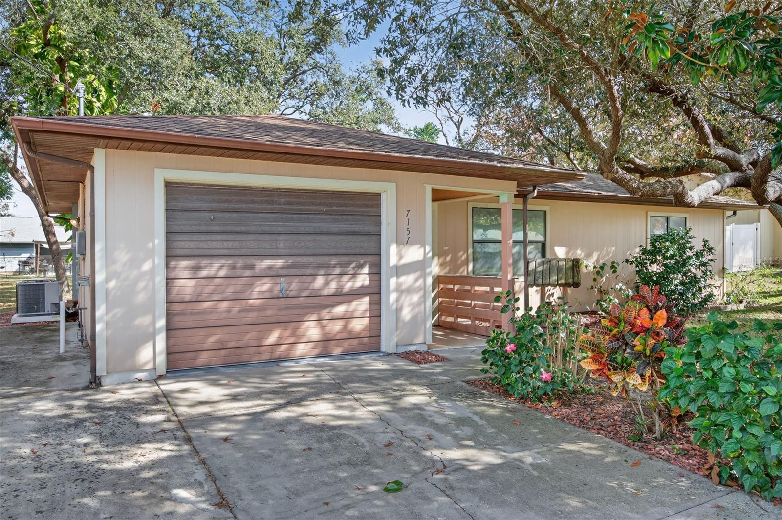 Single Family Residence in SPRING HILL, FL - Daniel Dourado